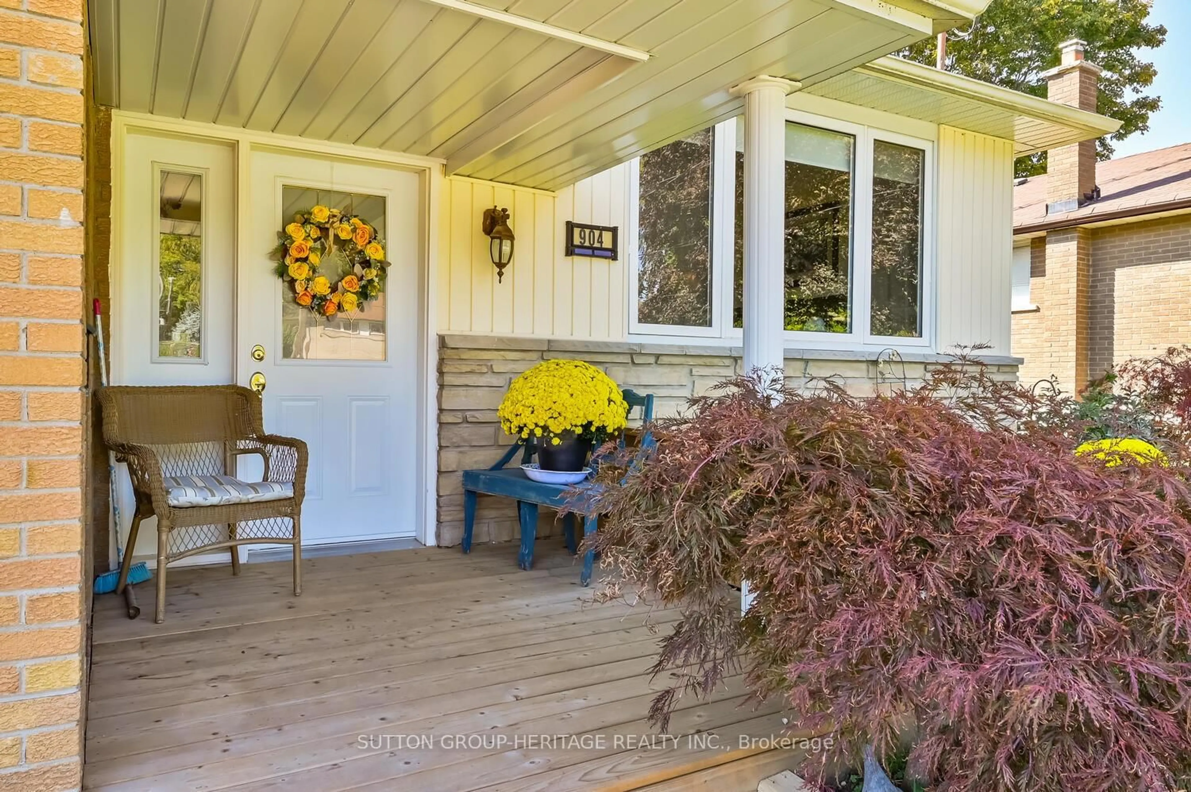 Indoor entryway for 904 Walton Blvd, Whitby Ontario L1N 3G5