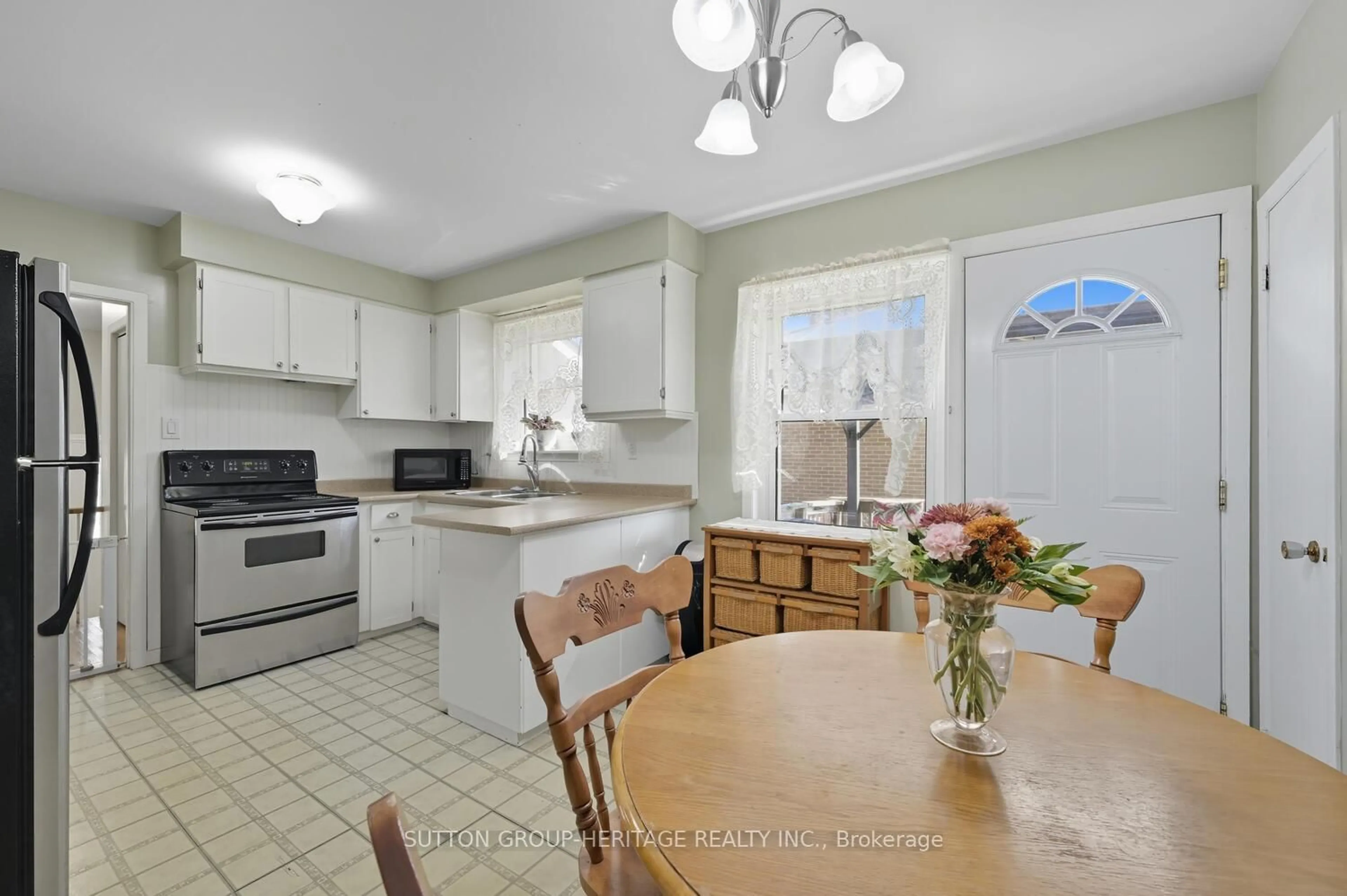 Standard kitchen, ceramic/tile floor for 904 Walton Blvd, Whitby Ontario L1N 3G5