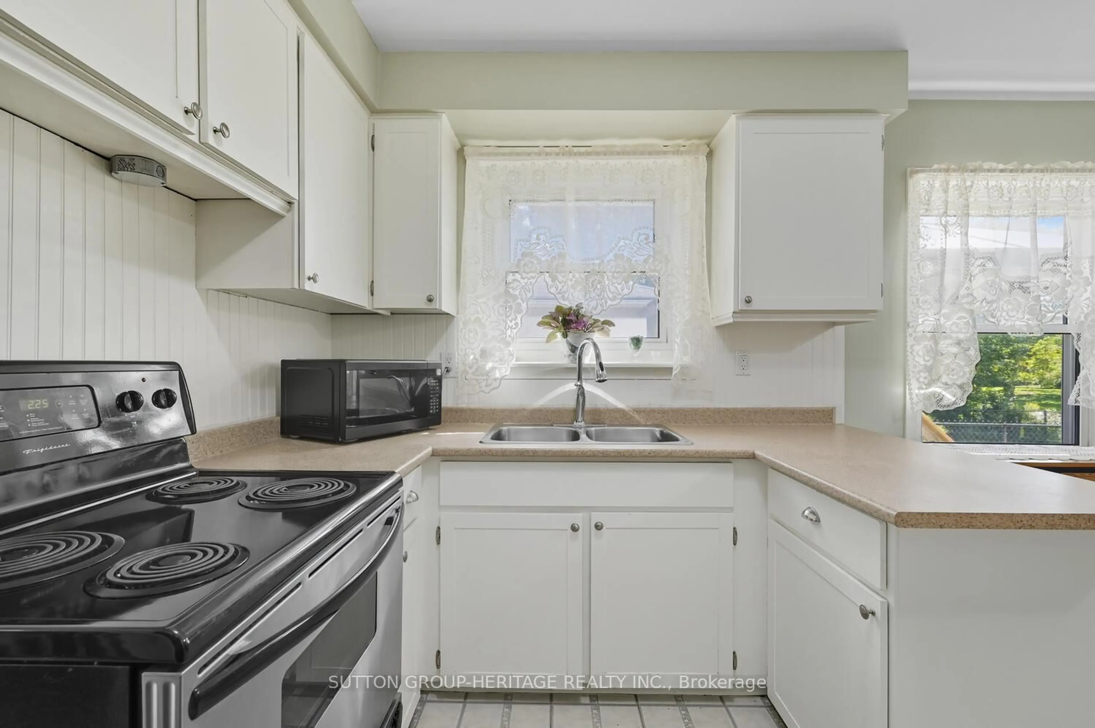 Standard kitchen, unknown for 904 Walton Blvd, Whitby Ontario L1N 3G5