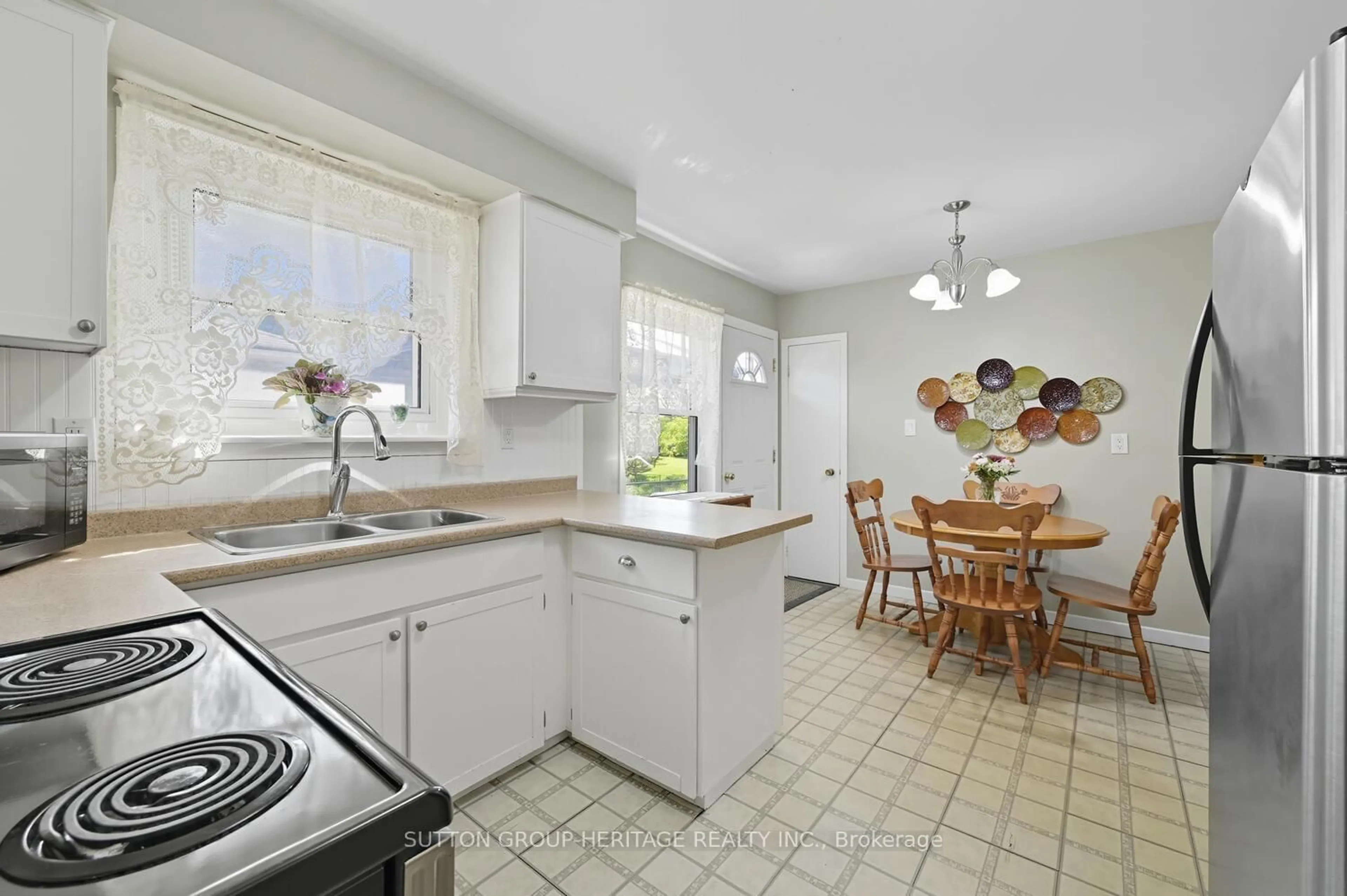 Standard kitchen, ceramic/tile floor for 904 Walton Blvd, Whitby Ontario L1N 3G5