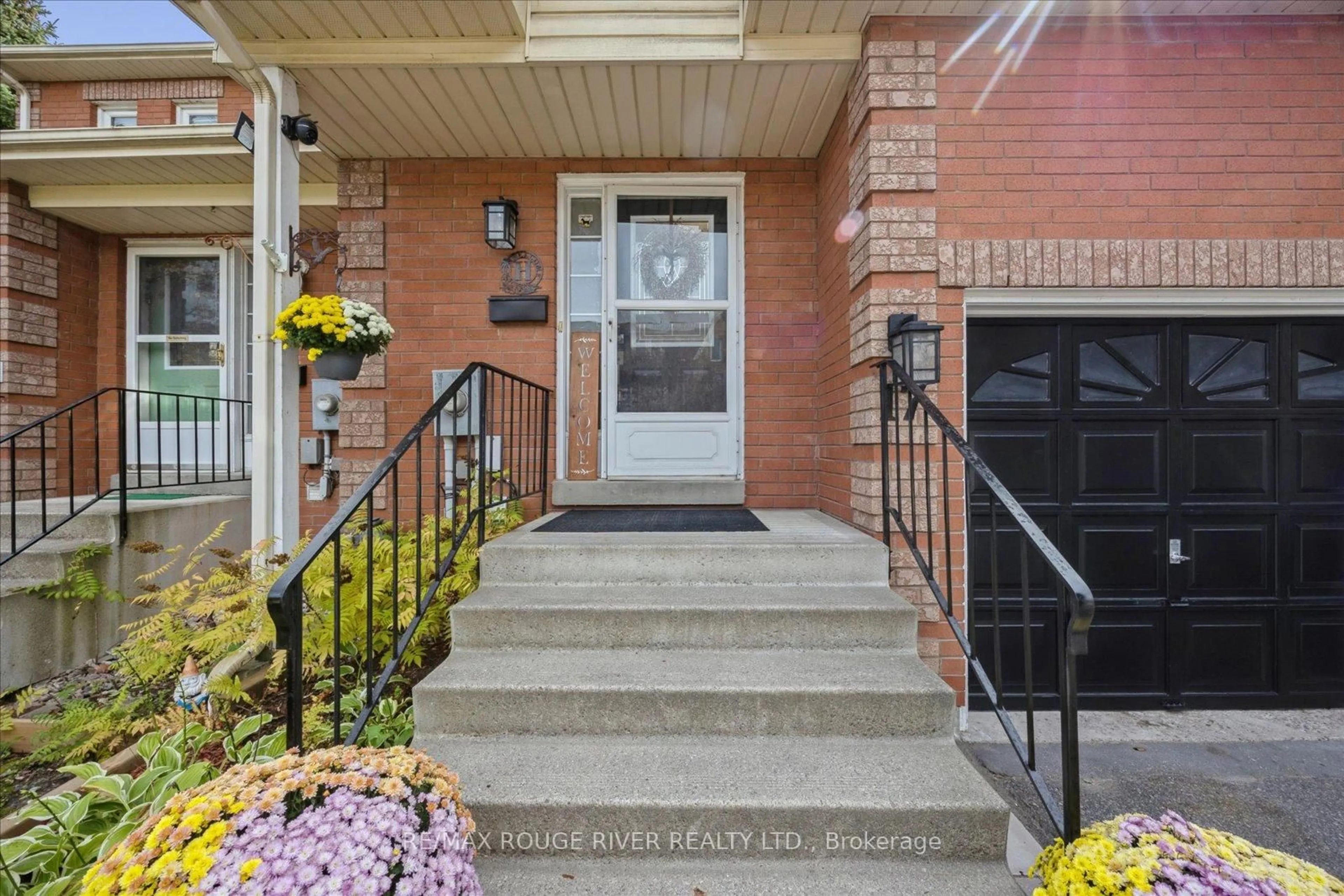 Indoor entryway for 17 Wallace Dr, Whitby Ontario L1N 9G9
