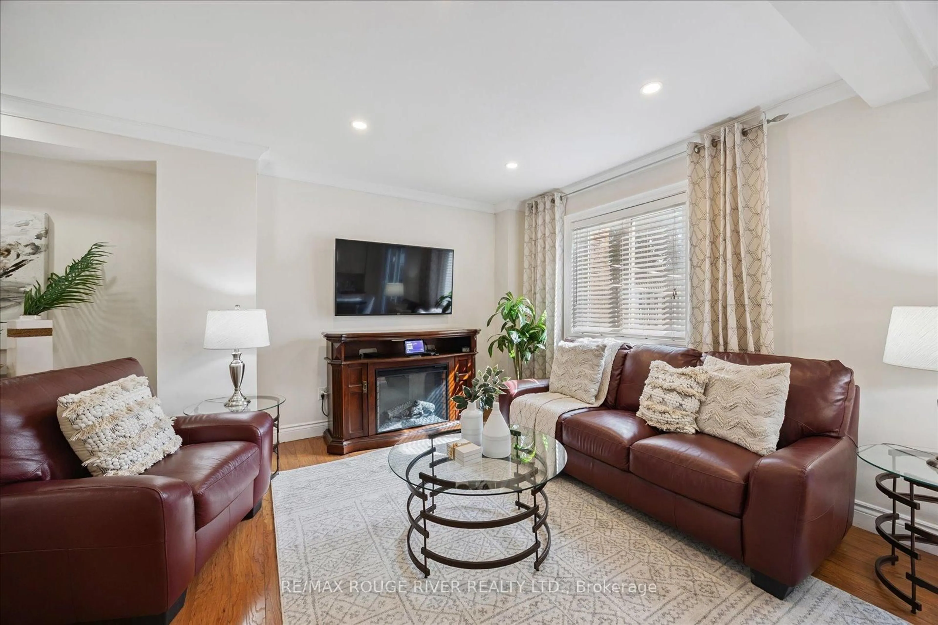 Living room with furniture, unknown for 17 Wallace Dr, Whitby Ontario L1N 9G9