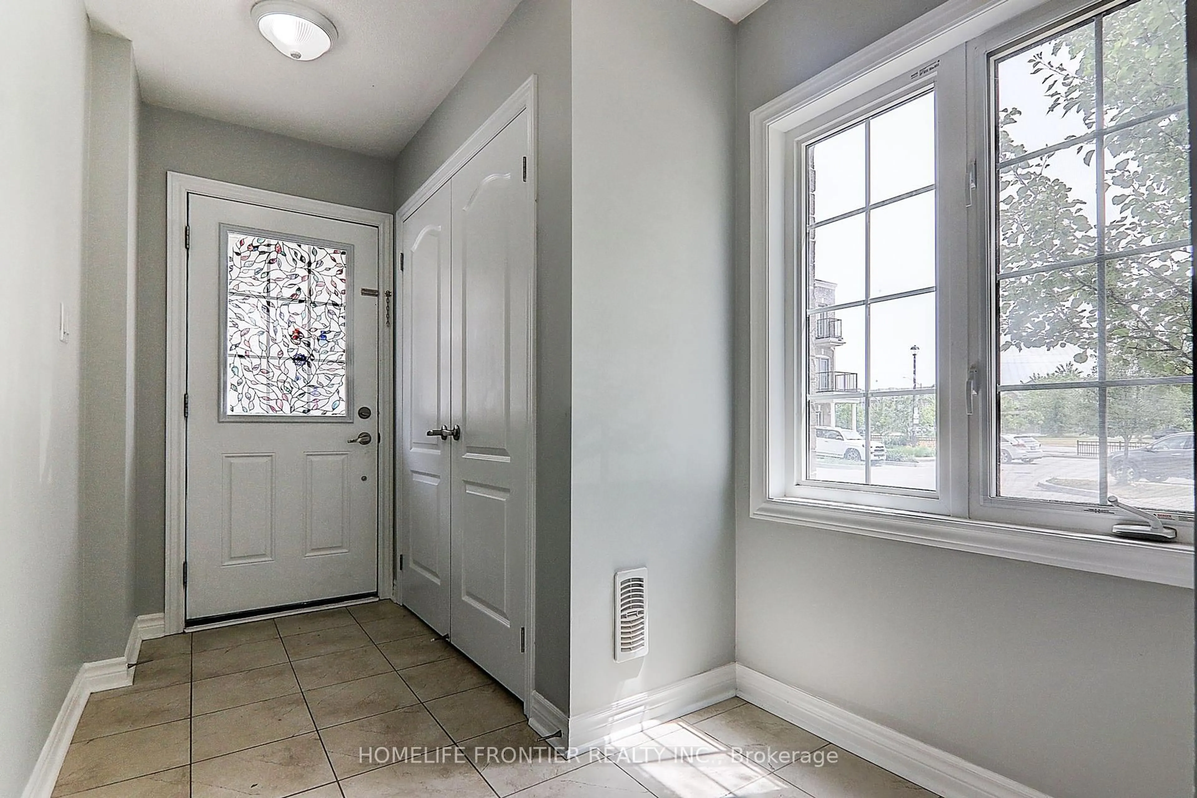 Indoor entryway for 53 Ferris Sq, Clarington Ontario L1E 0J2