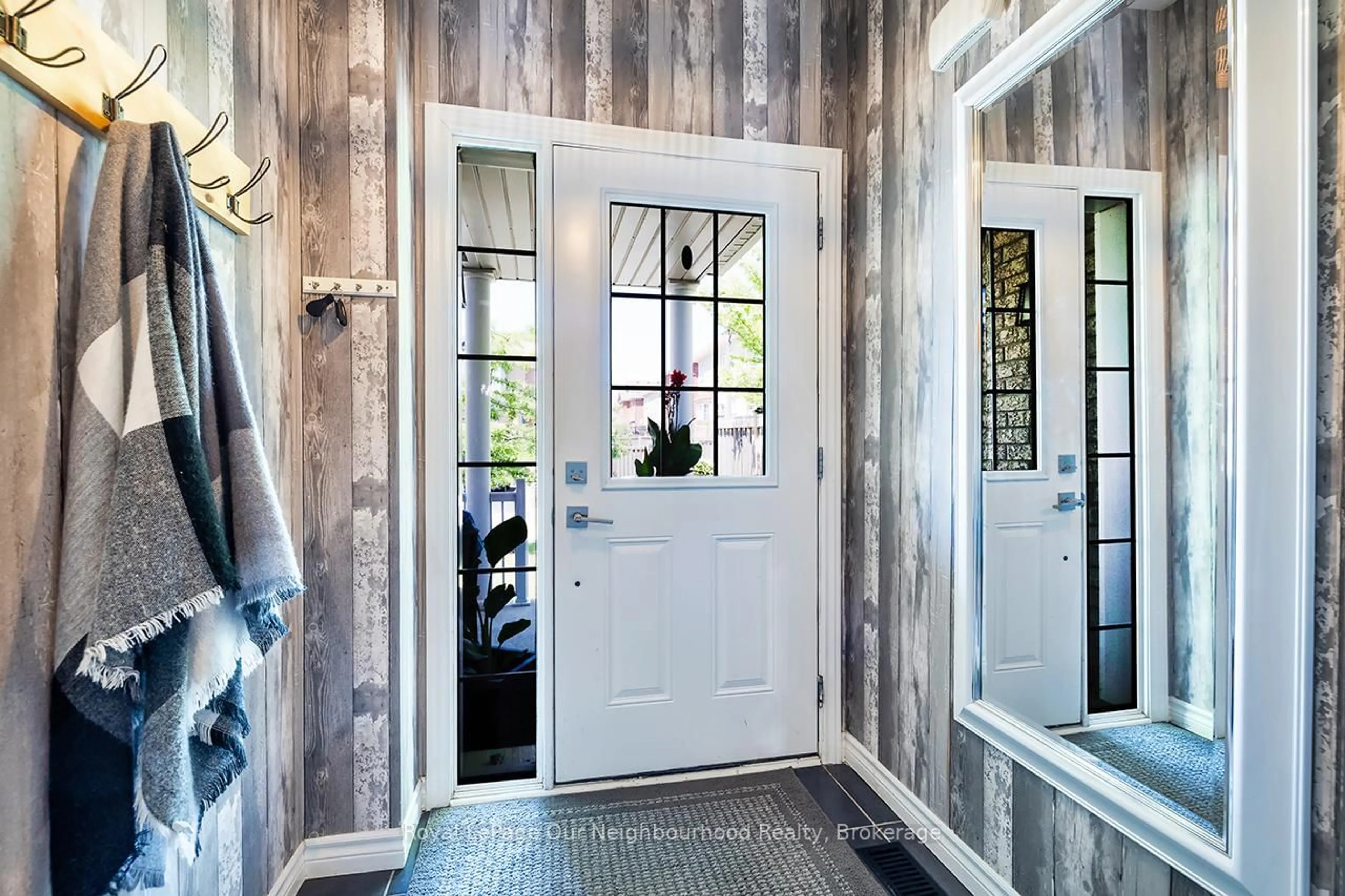 Indoor entryway for 901 Groveland Ave, Oshawa Ontario L1K 0W1