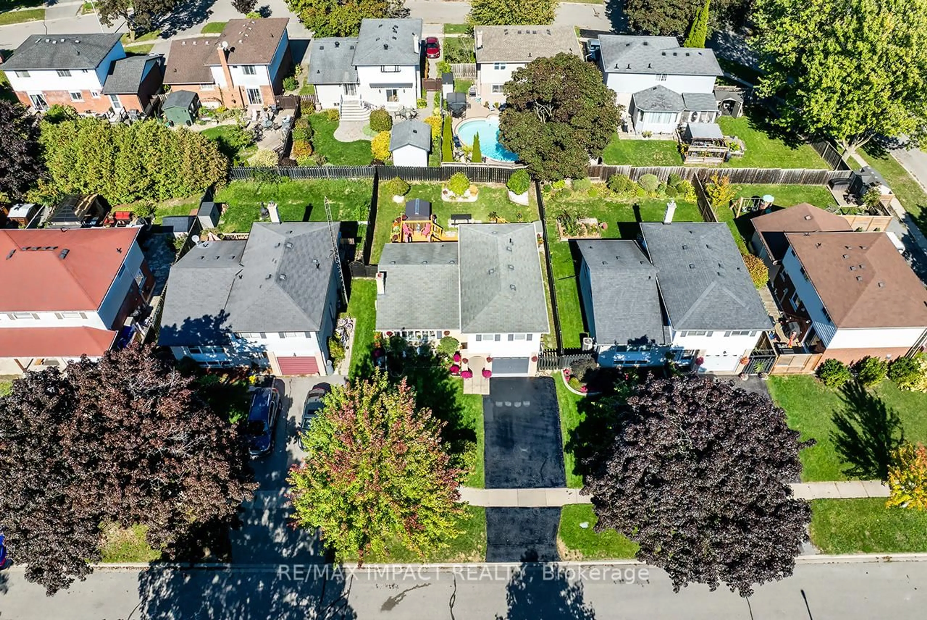 A pic from outside/outdoor area/front of a property/back of a property/a pic from drone, street for 30 Hetherington Dr, Clarington Ontario L1C 3R4