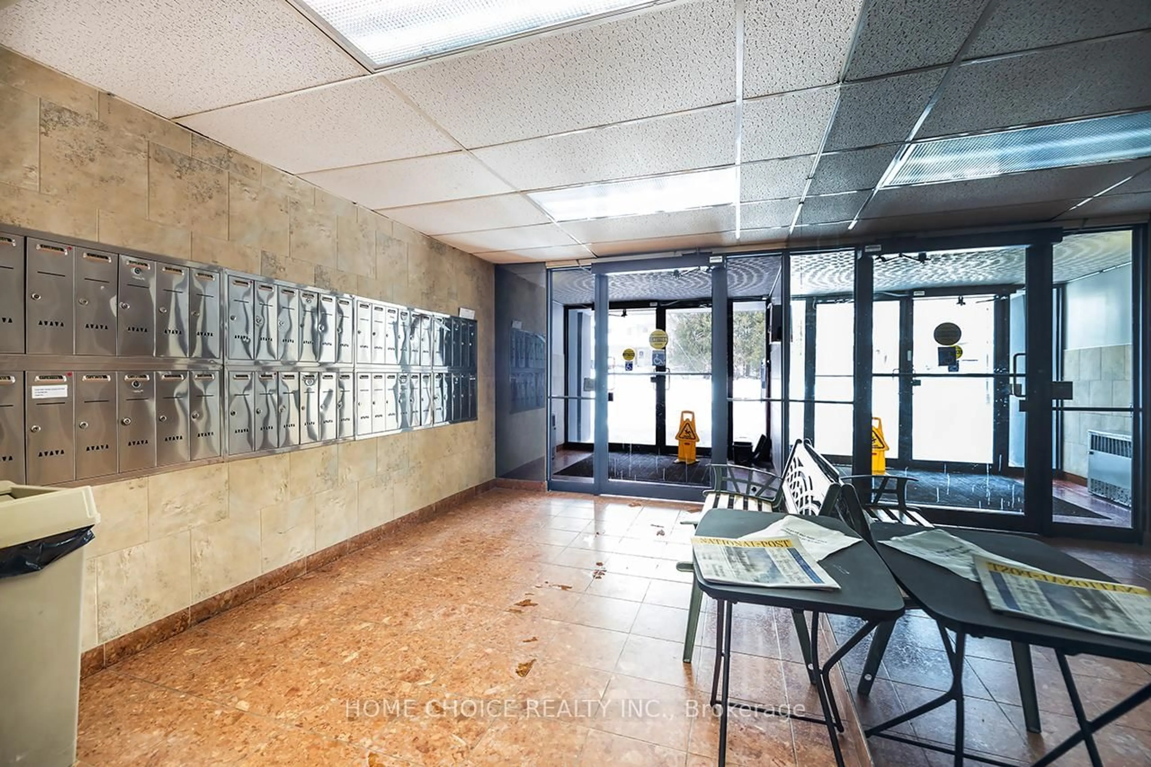 Indoor foyer for 454 Centre St #412, Oshawa Ontario L1H 4C2