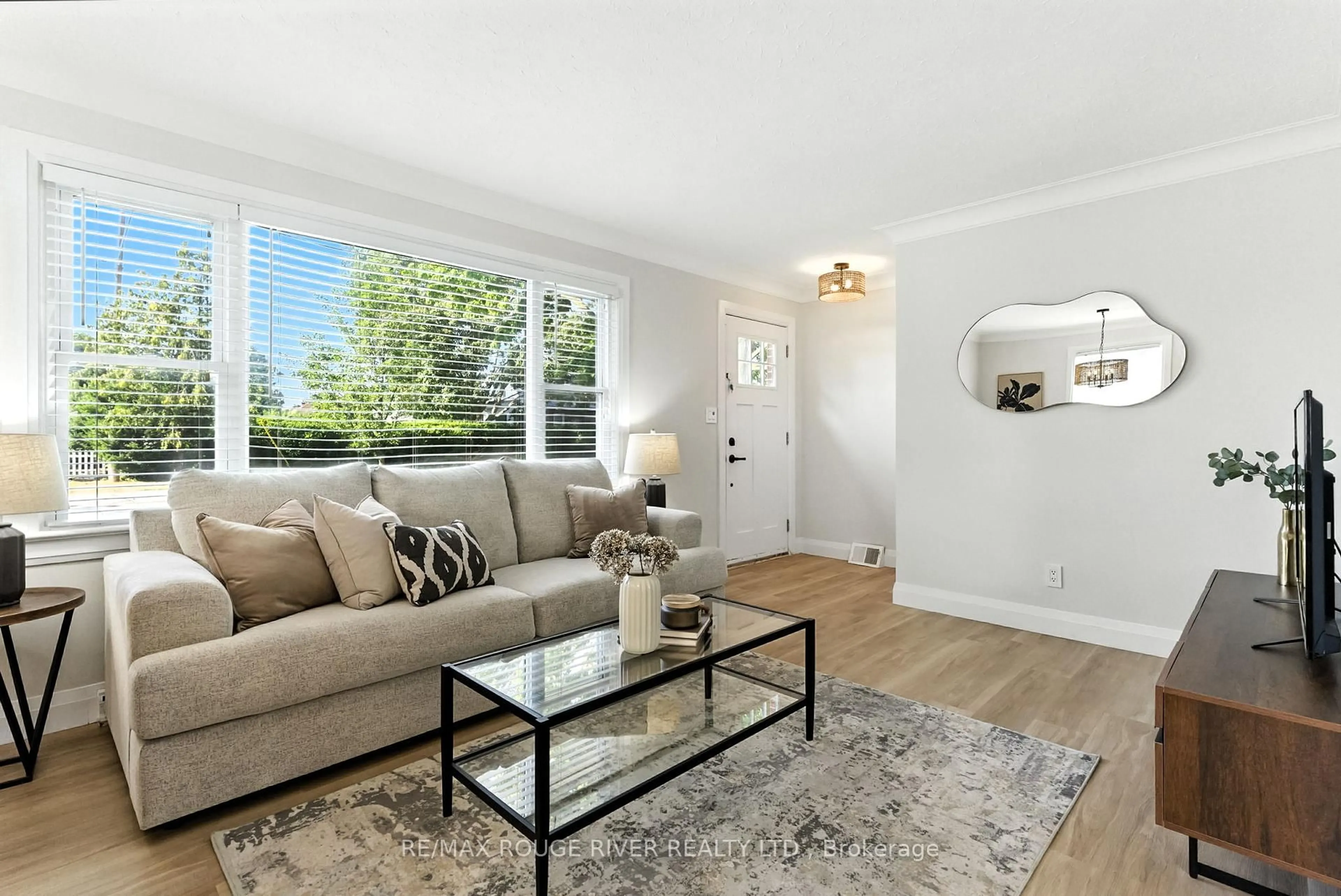 Living room with furniture, unknown for 39 Southway Dr, Clarington Ontario L1C 1C6