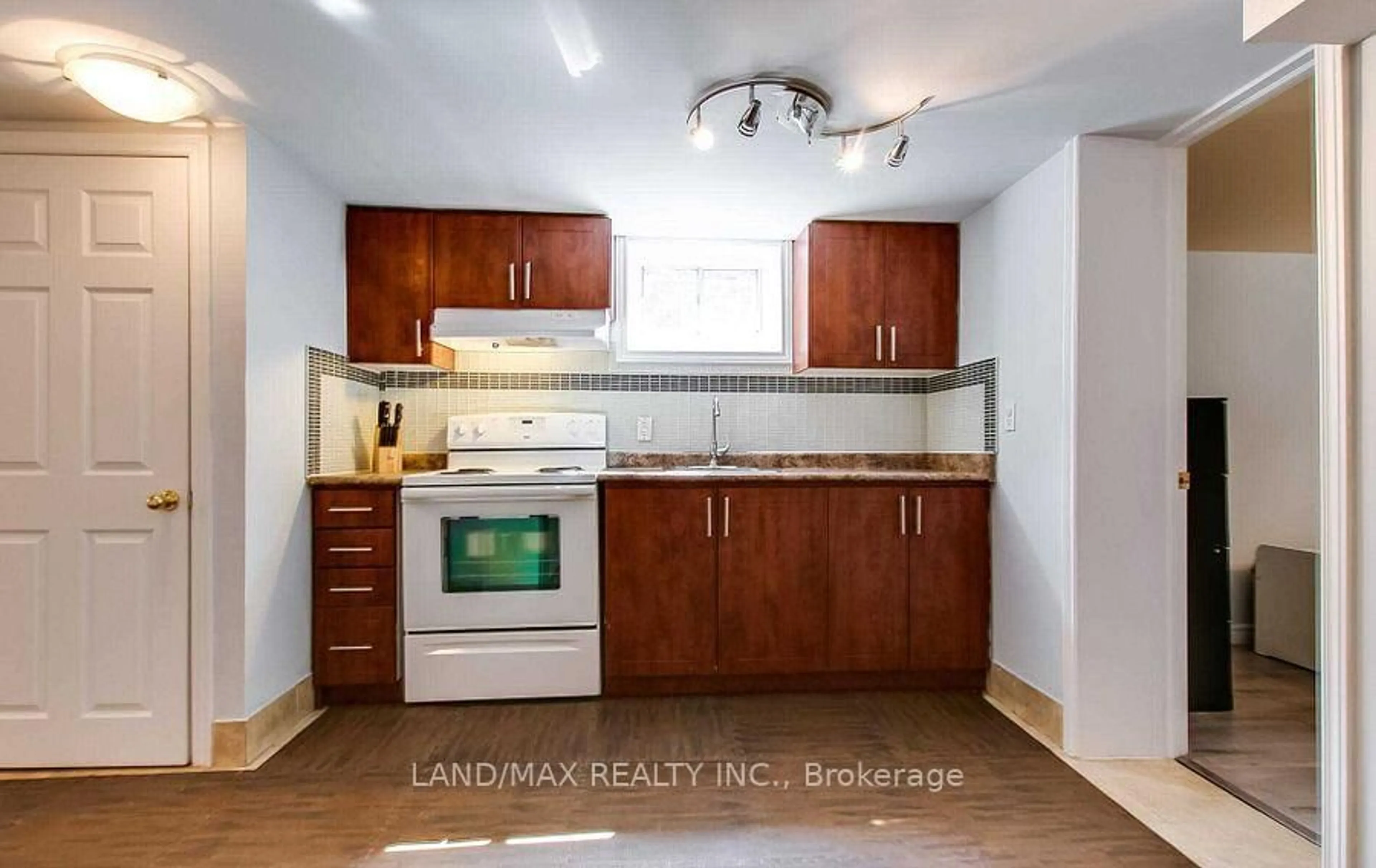 Standard kitchen, wood/laminate floor for 464 Warden Ave, Toronto Ontario M1L 3Z1