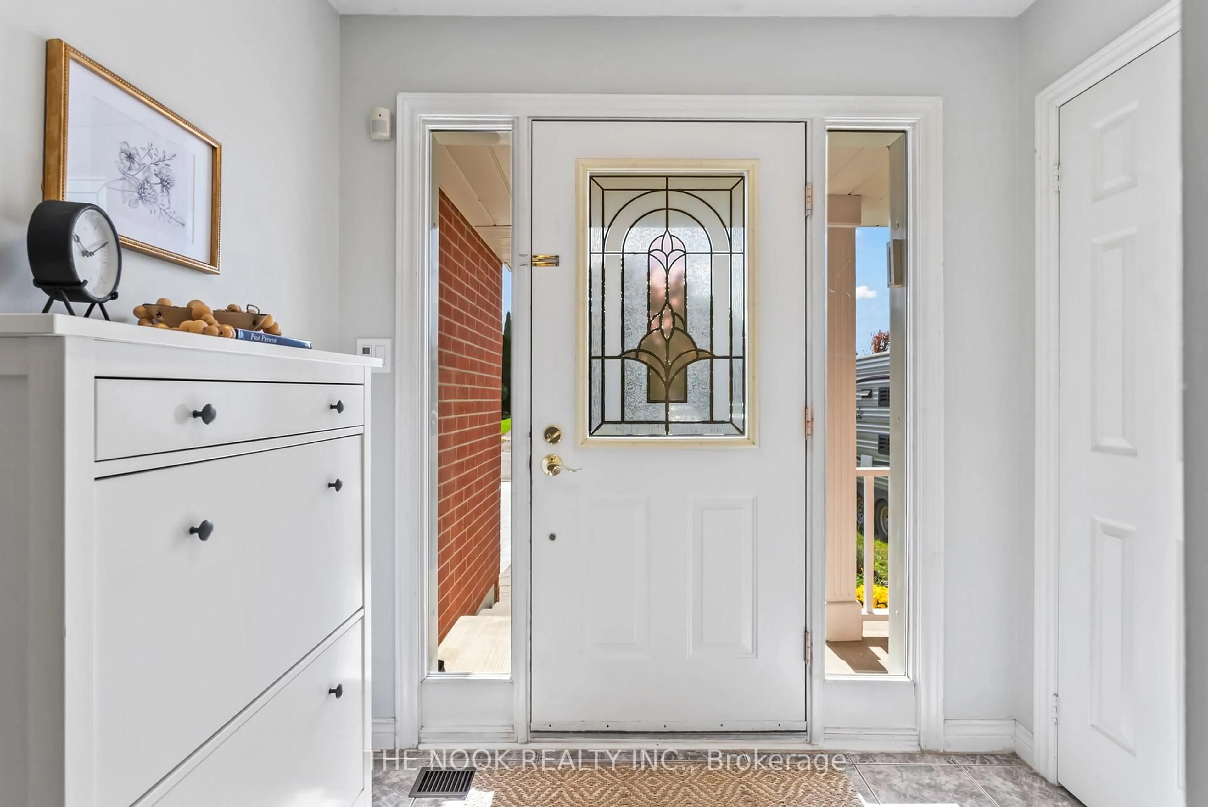 Indoor entryway for 4 Hearthstone Cres, Clarington Ontario L1E 2X7