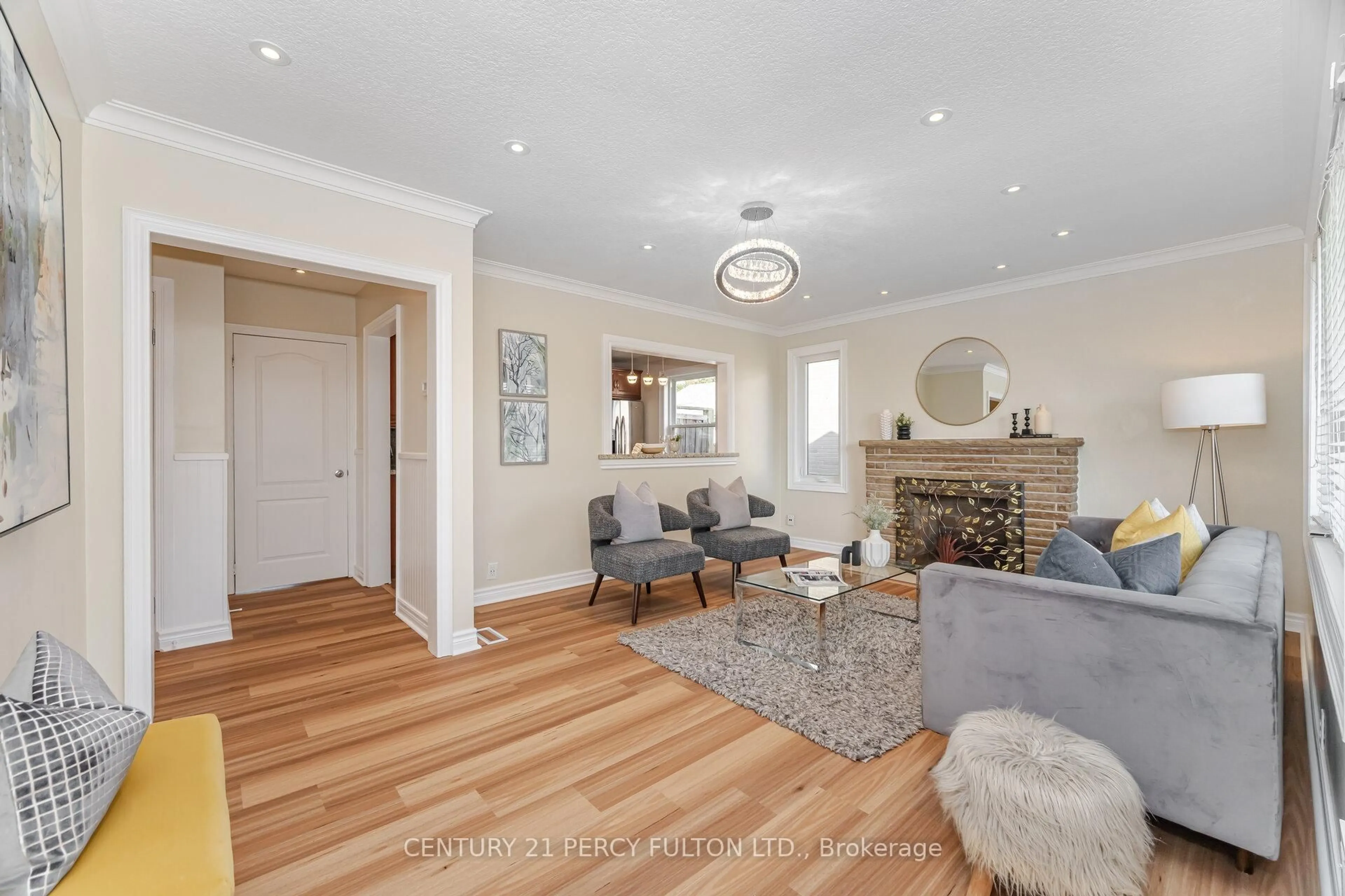 Living room with furniture, wood/laminate floor for 600 Ridgeway Ave, Oshawa Ontario L1J 2W2