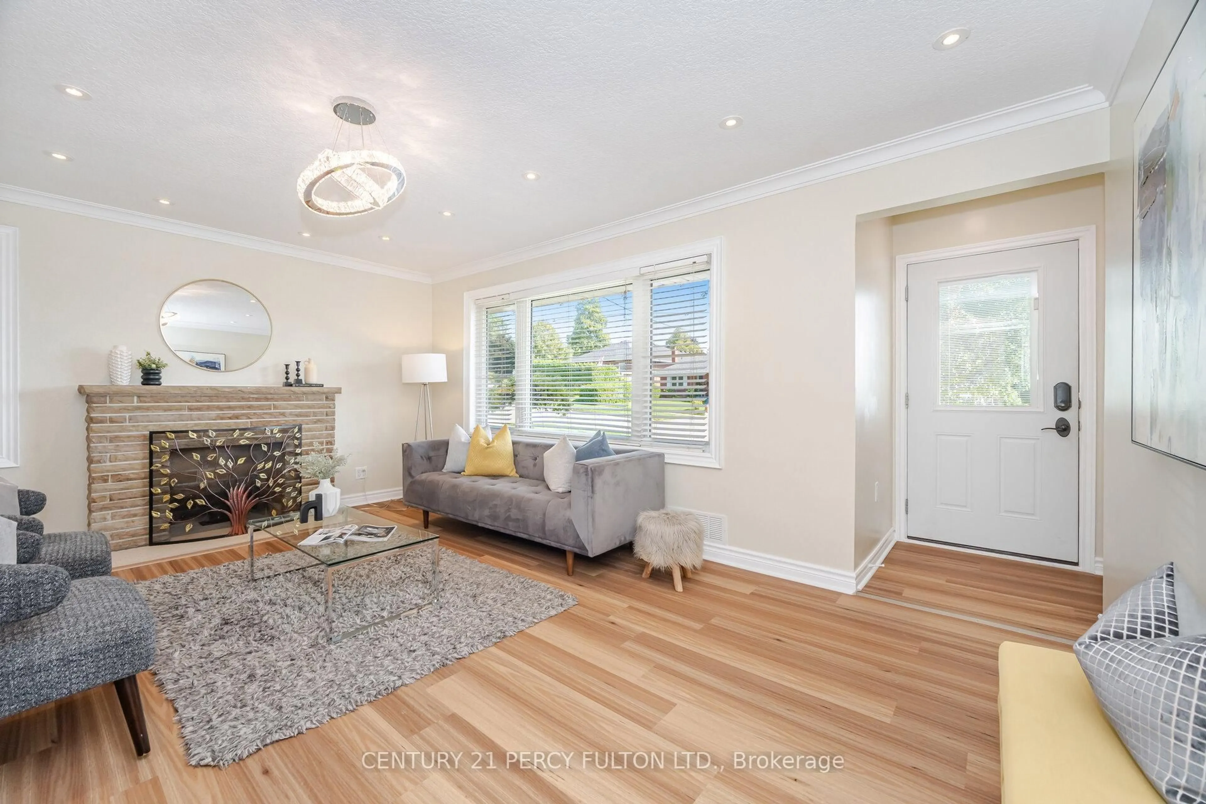 Living room with furniture, wood/laminate floor for 600 Ridgeway Ave, Oshawa Ontario L1J 2W2