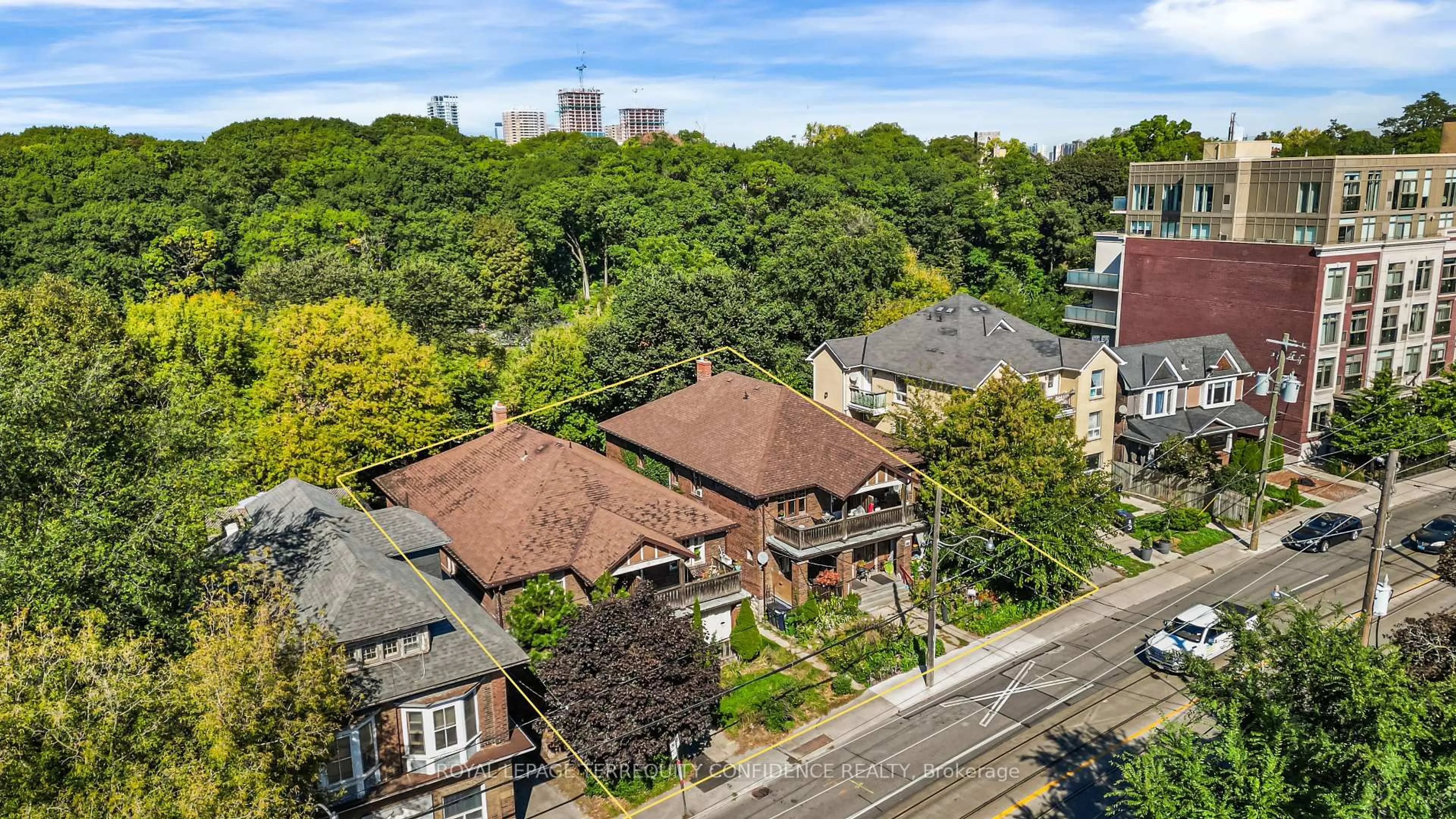 A pic from outside/outdoor area/front of a property/back of a property/a pic from drone, city buildings view from balcony for 558-562 Kingston Rd, Toronto Ontario M4E 1P9