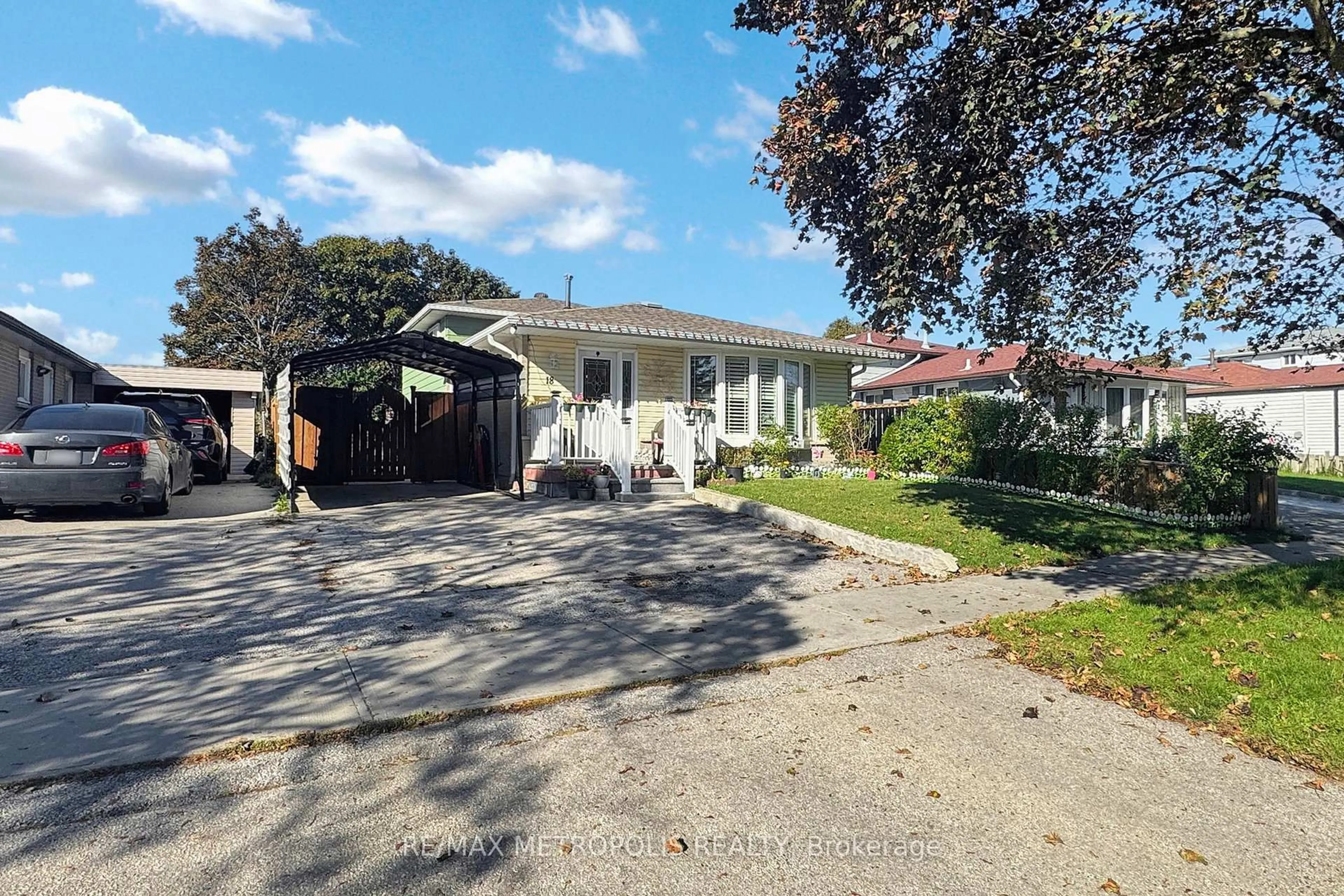 A pic from outside/outdoor area/front of a property/back of a property/a pic from drone, street for 18 Hutcherson Sq, Toronto Ontario M1B 1C6