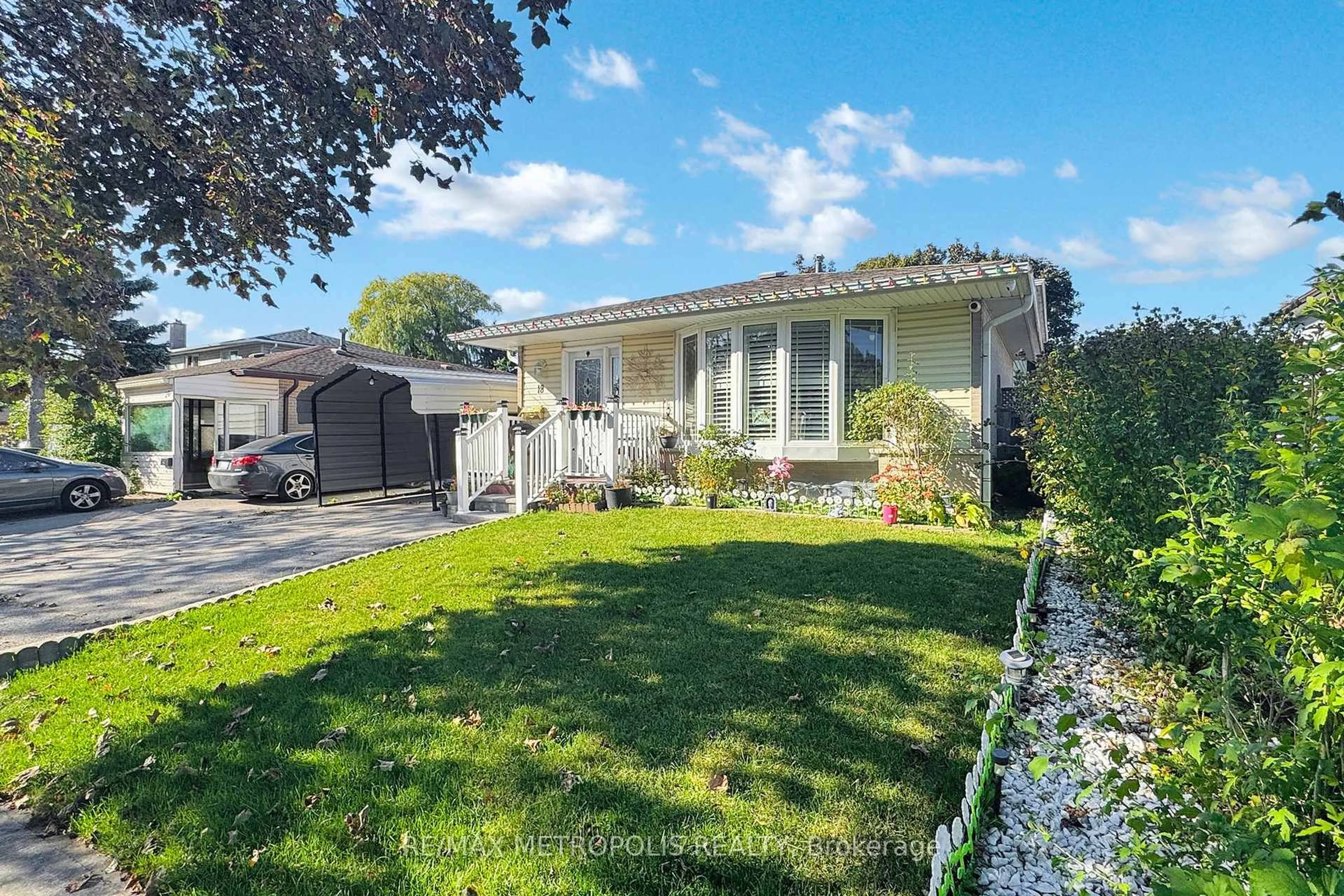 A pic from outside/outdoor area/front of a property/back of a property/a pic from drone, street for 18 Hutcherson Sq, Toronto Ontario M1B 1C6