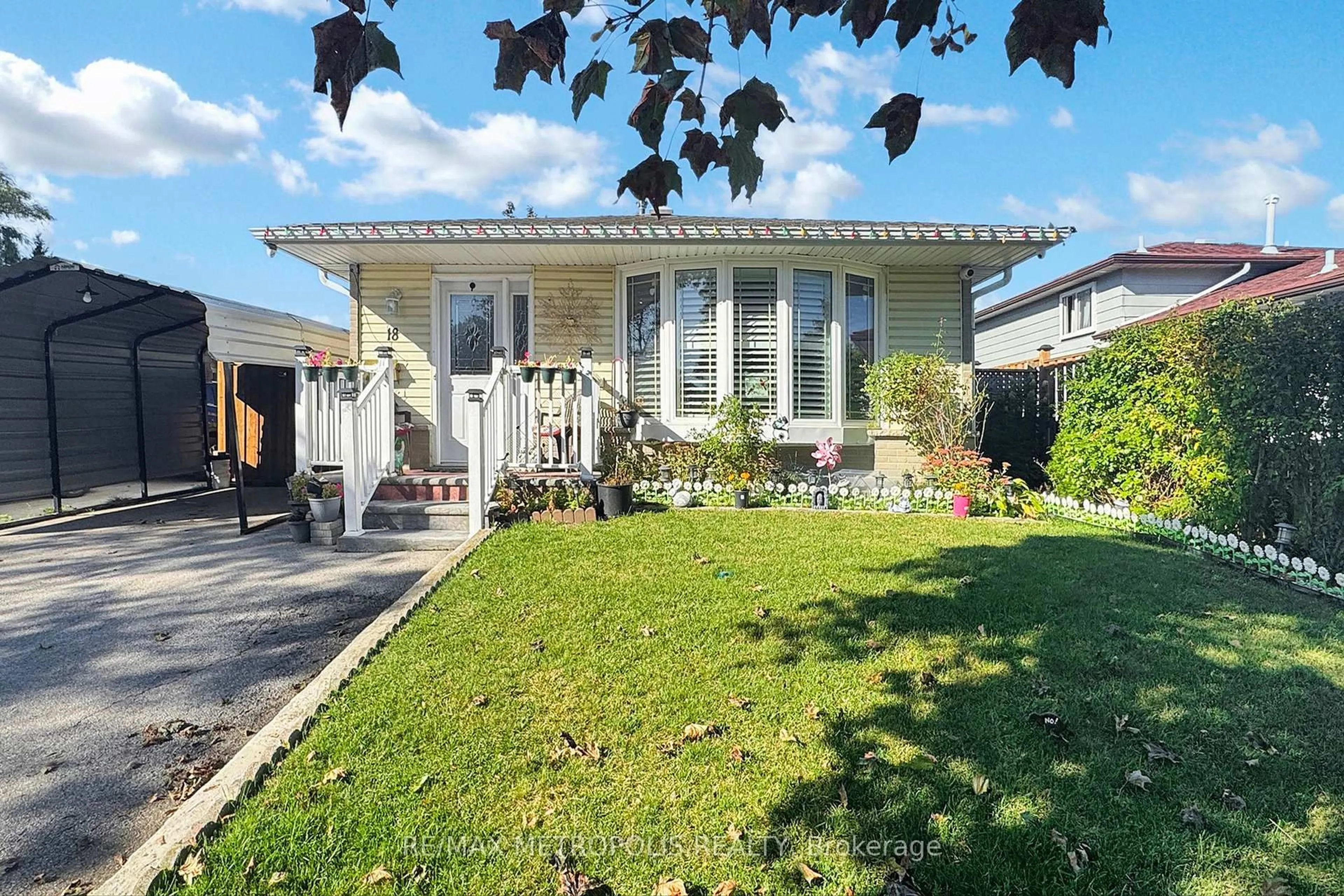 Patio, street for 18 Hutcherson Sq, Toronto Ontario M1B 1C6