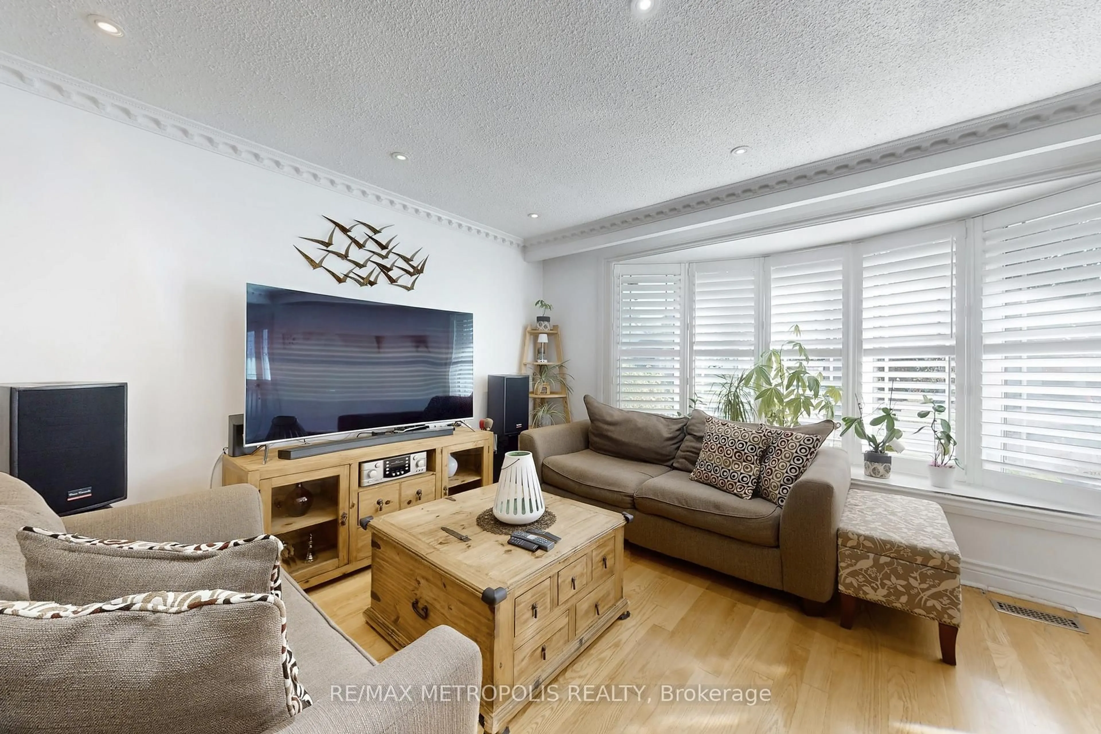 Living room with furniture, wood/laminate floor for 18 Hutcherson Sq, Toronto Ontario M1B 1C6