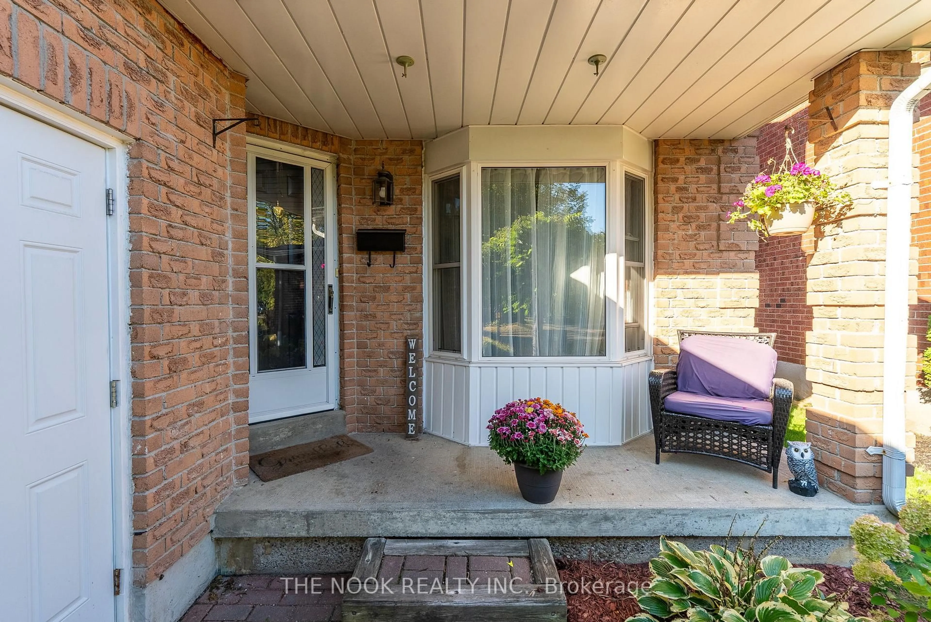 Indoor entryway for 1090 Benton Cres, Pickering Ontario L1X 1M9