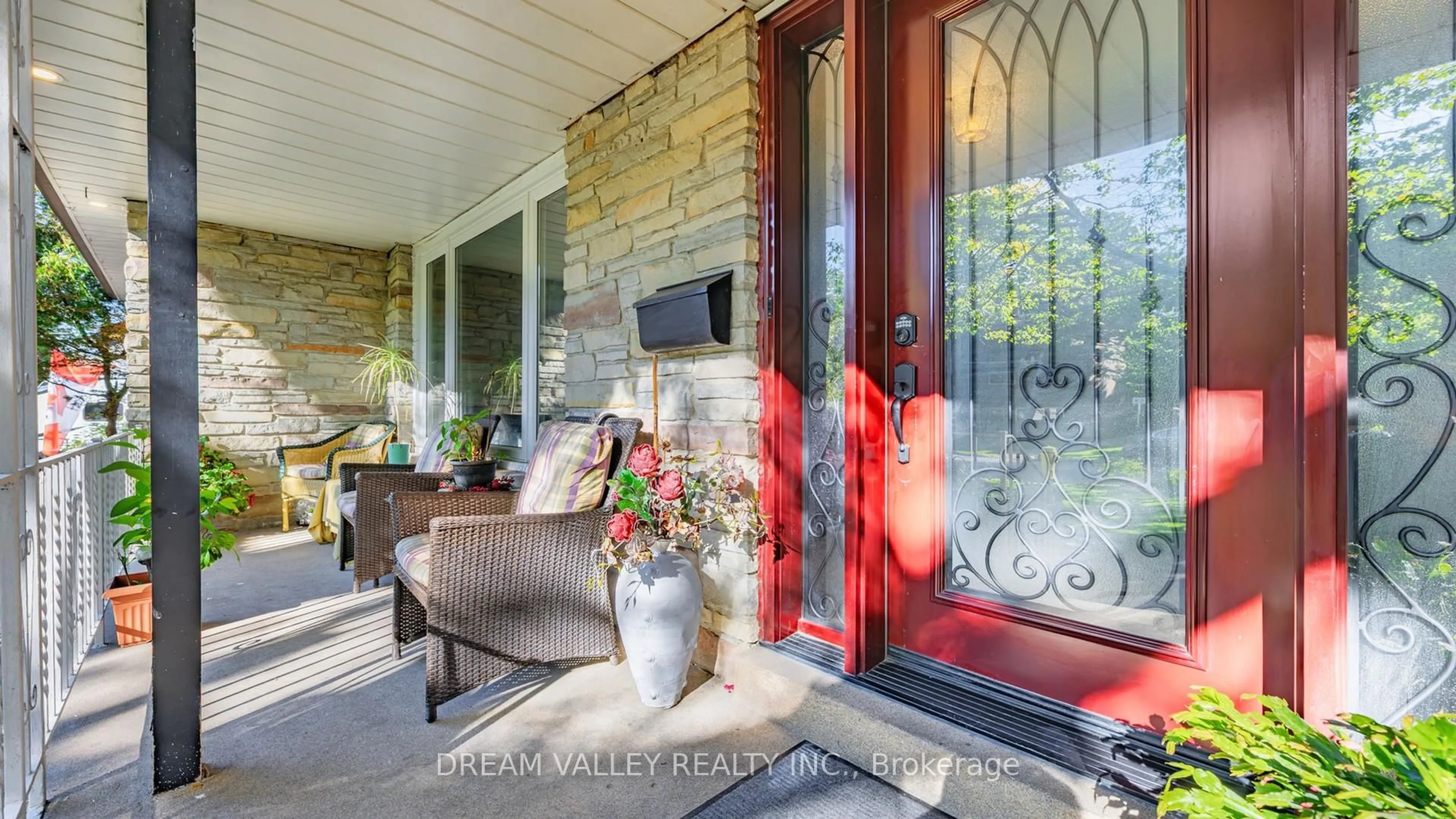 Indoor entryway for 15 Scarborough Golf Club Rd, Toronto Ontario M1M 3C6