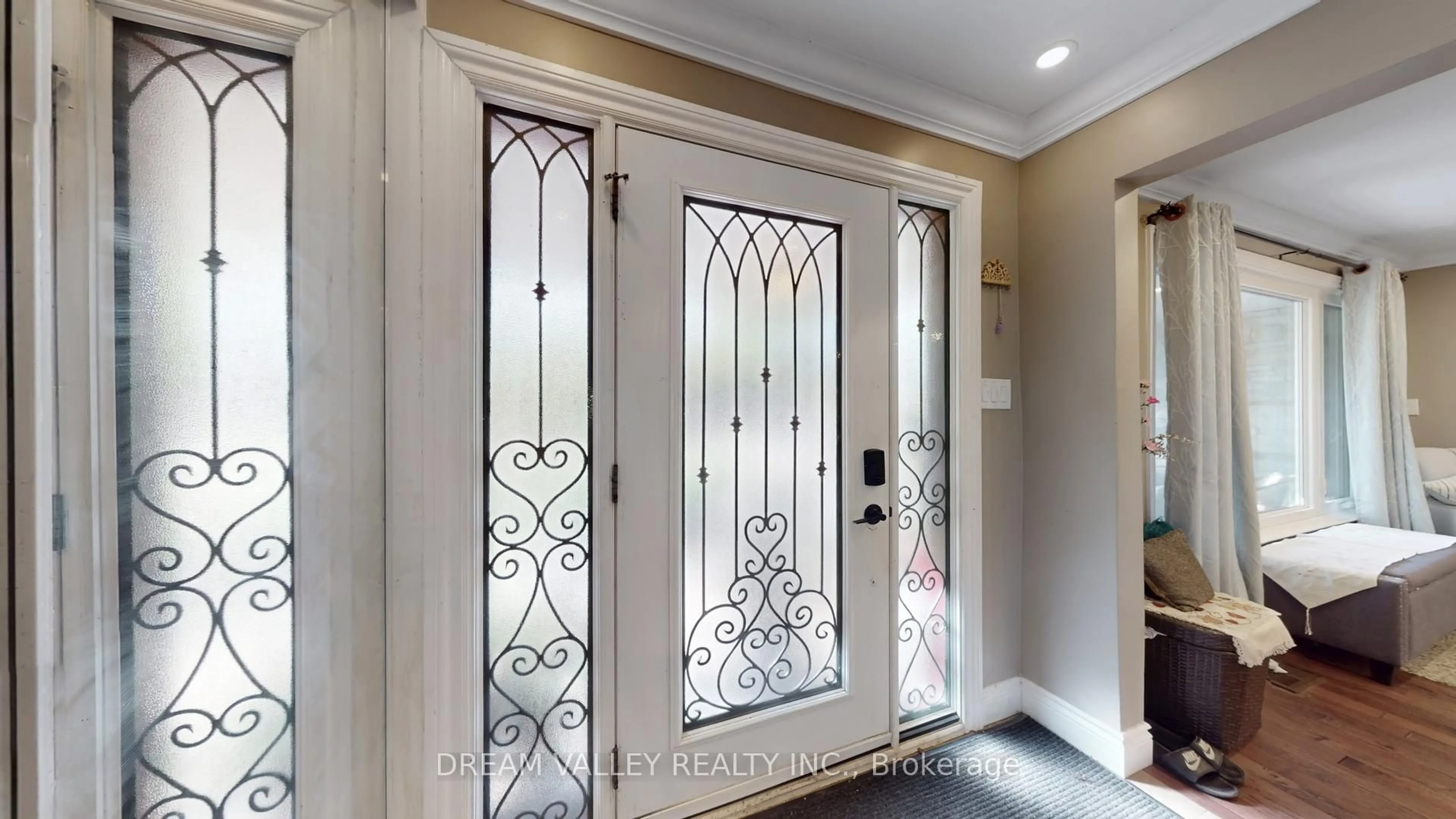 Indoor entryway for 15 Scarborough Golf Club Rd, Toronto Ontario M1M 3C6