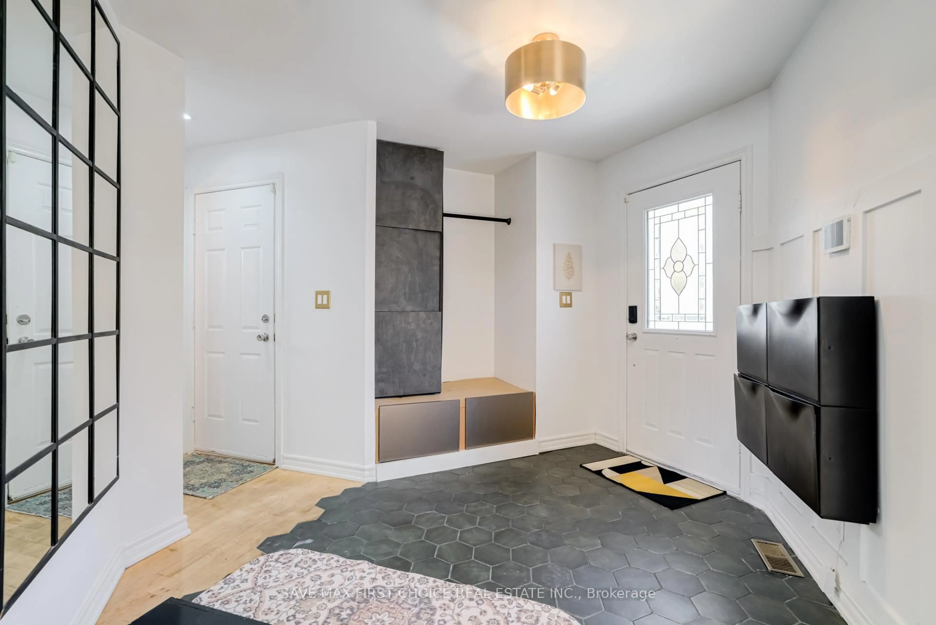 Indoor entryway for 994 Copperfield Dr, Oshawa Ontario L1K 1S4