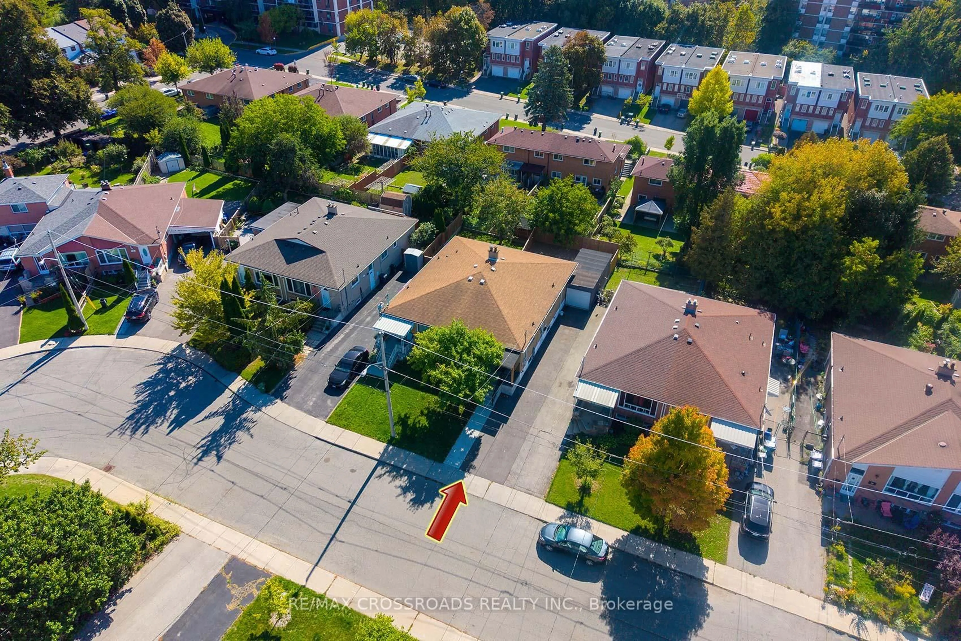 A pic from outside/outdoor area/front of a property/back of a property/a pic from drone, street for 37 Avis Cres, Toronto Ontario M4B 1B8