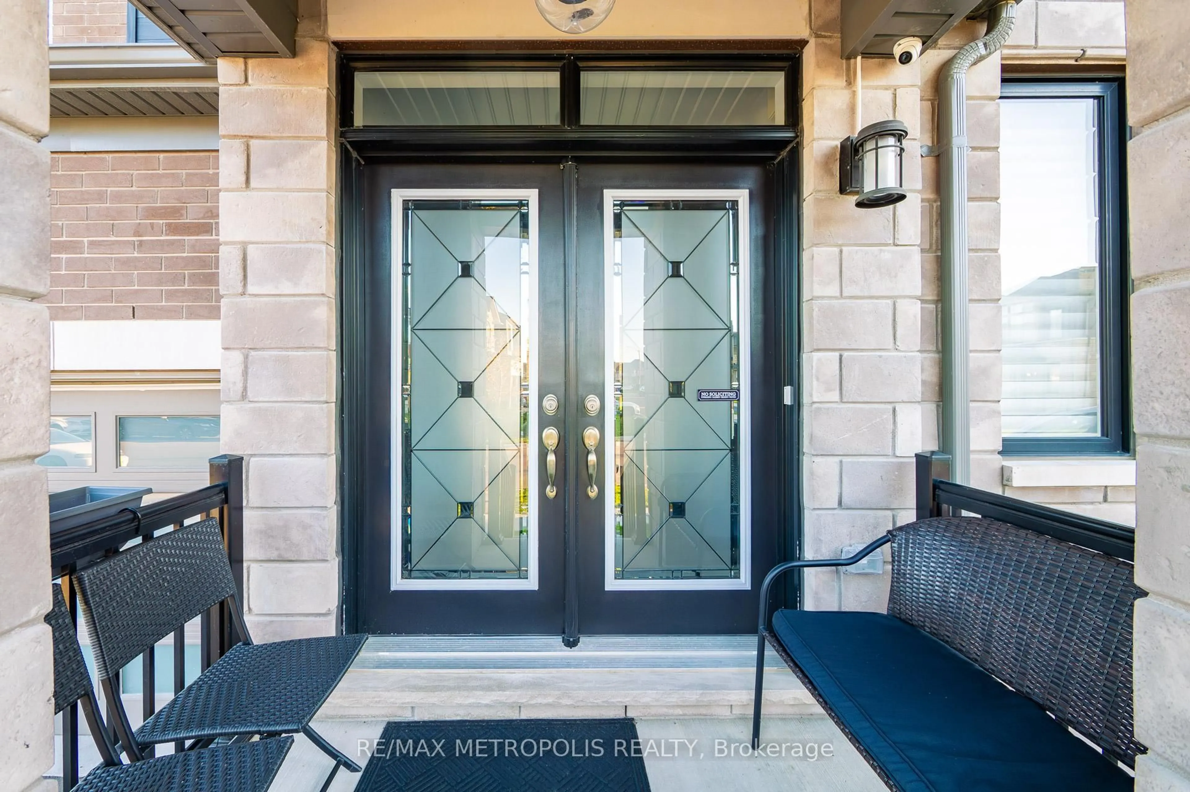 Indoor entryway for 127 Mcphail Ave, Clarington Ontario L1C 7H2