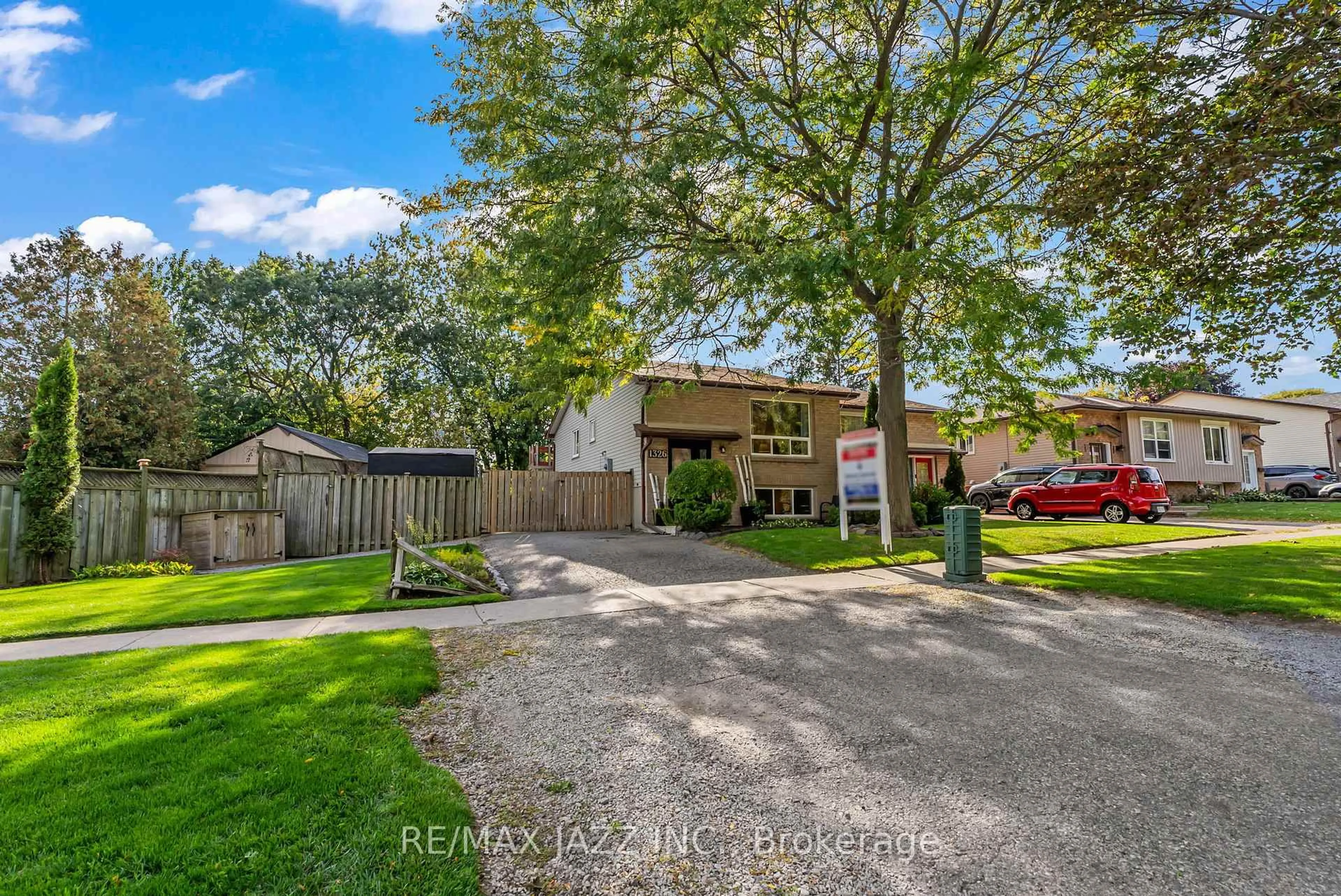 A pic from outside/outdoor area/front of a property/back of a property/a pic from drone, street for 1326 Valley Dr, Oshawa Ontario L1J 7J7