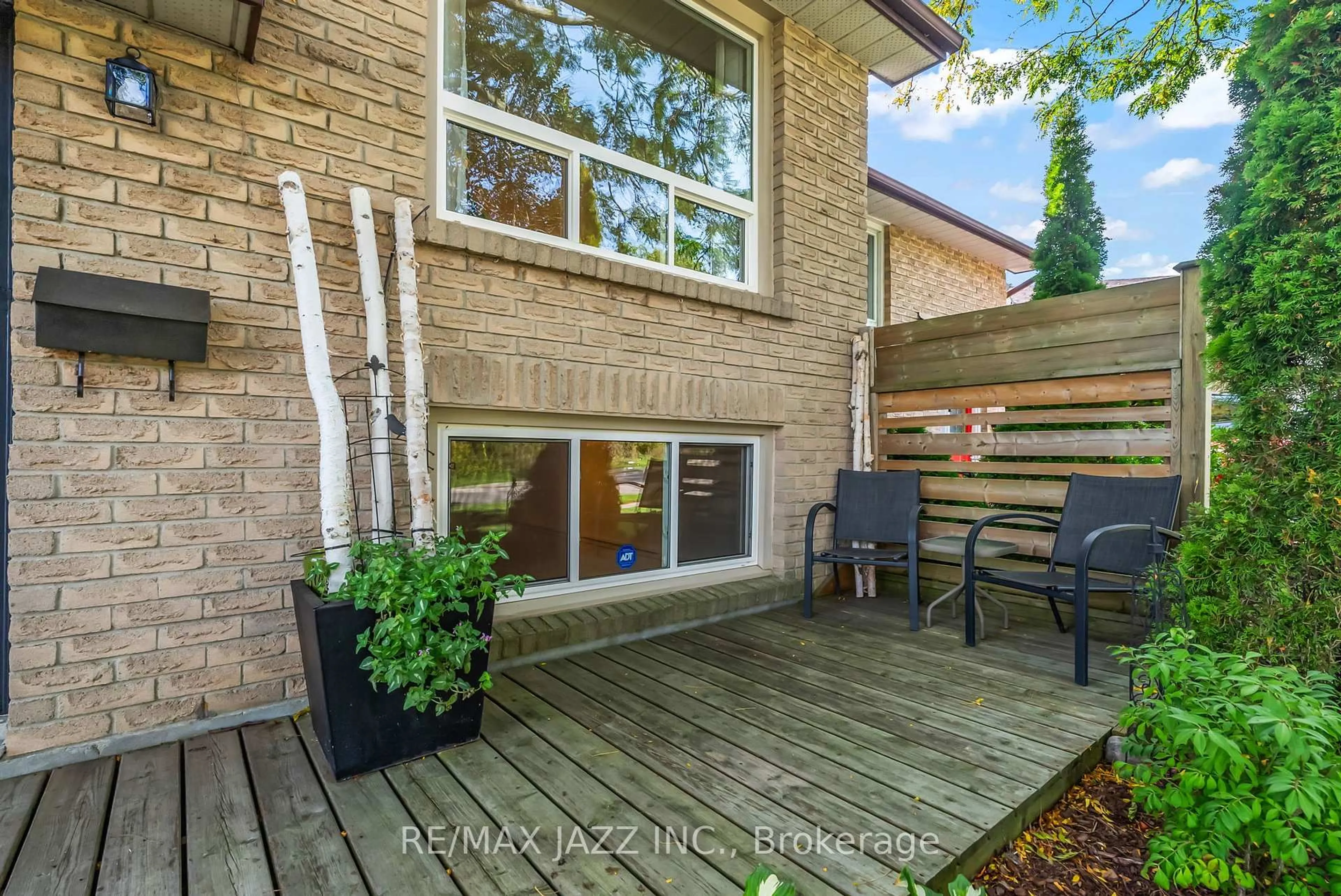 Patio, street for 1326 Valley Dr, Oshawa Ontario L1J 7J7