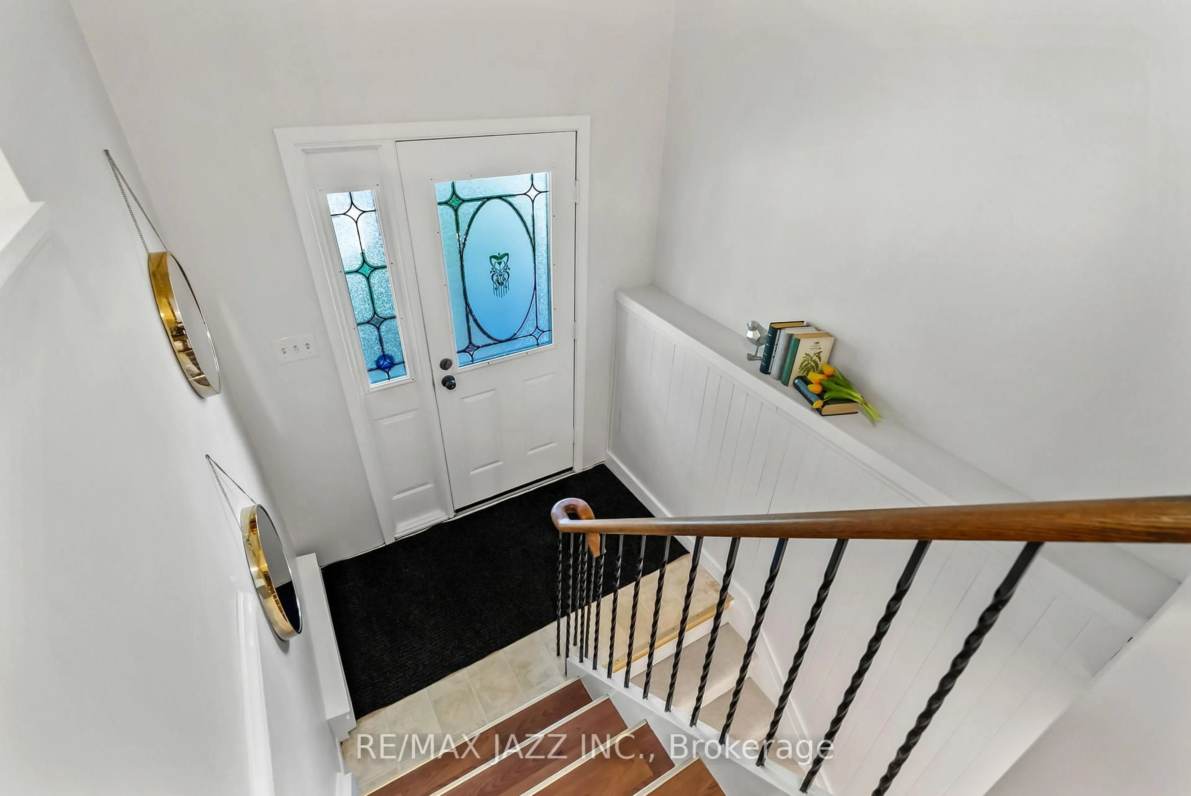 Indoor entryway for 1326 Valley Dr, Oshawa Ontario L1J 7J7