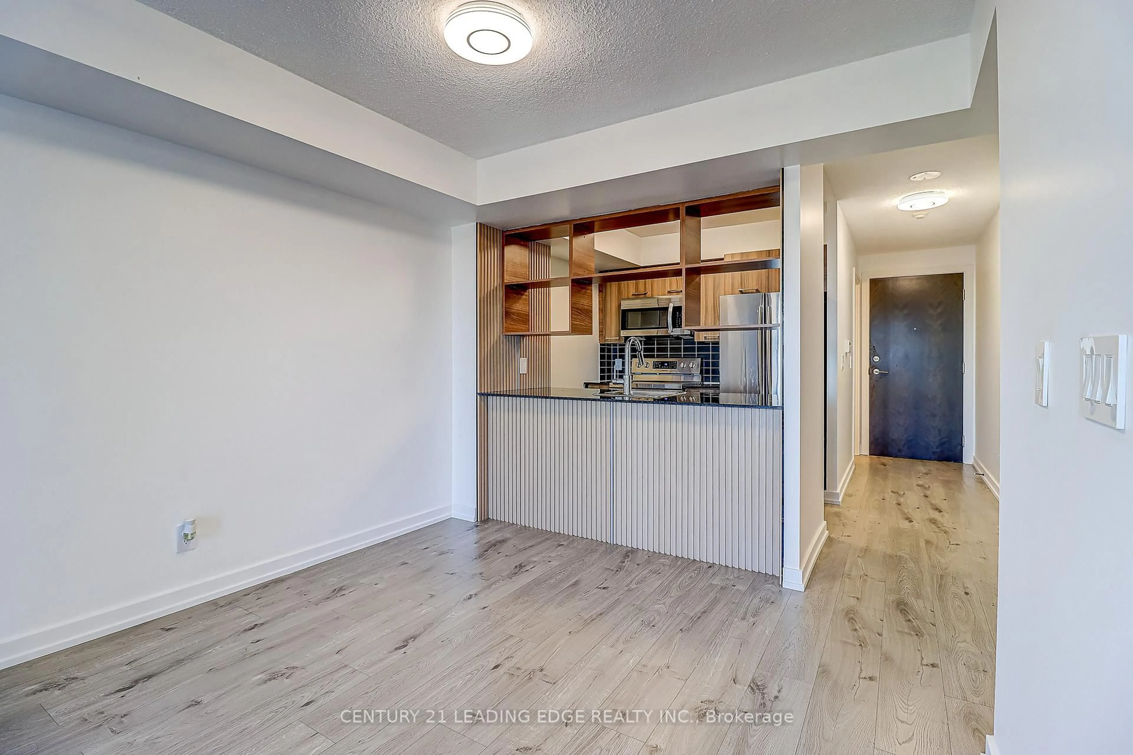 Open concept kitchen, wood/laminate floor for 125 Village Green Sq #3311, Toronto Ontario M1S 0G3