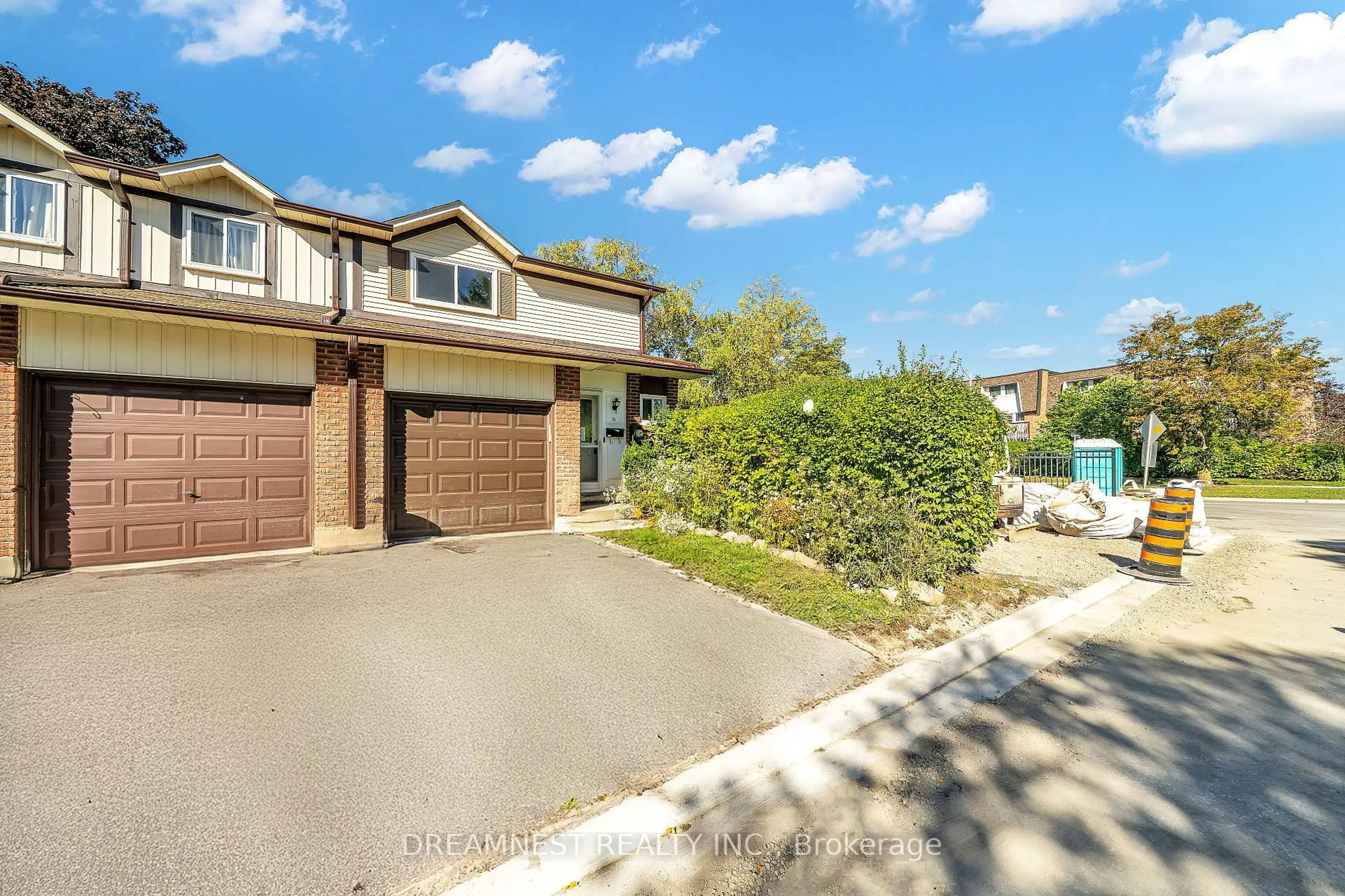 A pic from outside/outdoor area/front of a property/back of a property/a pic from drone, street for 31 Parker Cres #17, Ajax Ontario L1S 3R4