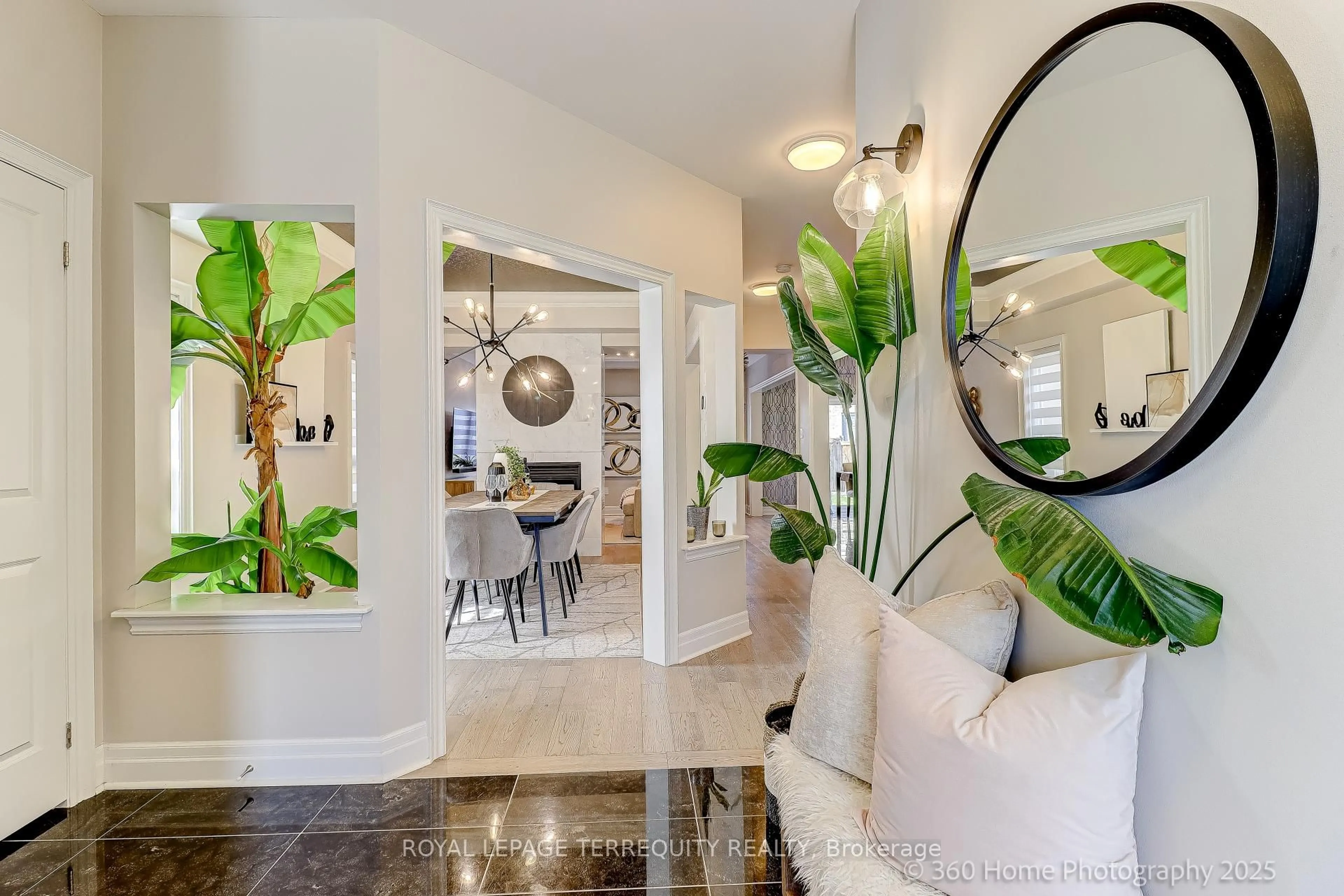 Indoor entryway for 18 Northglen Blvd, Clarington Ontario L1C 0N7