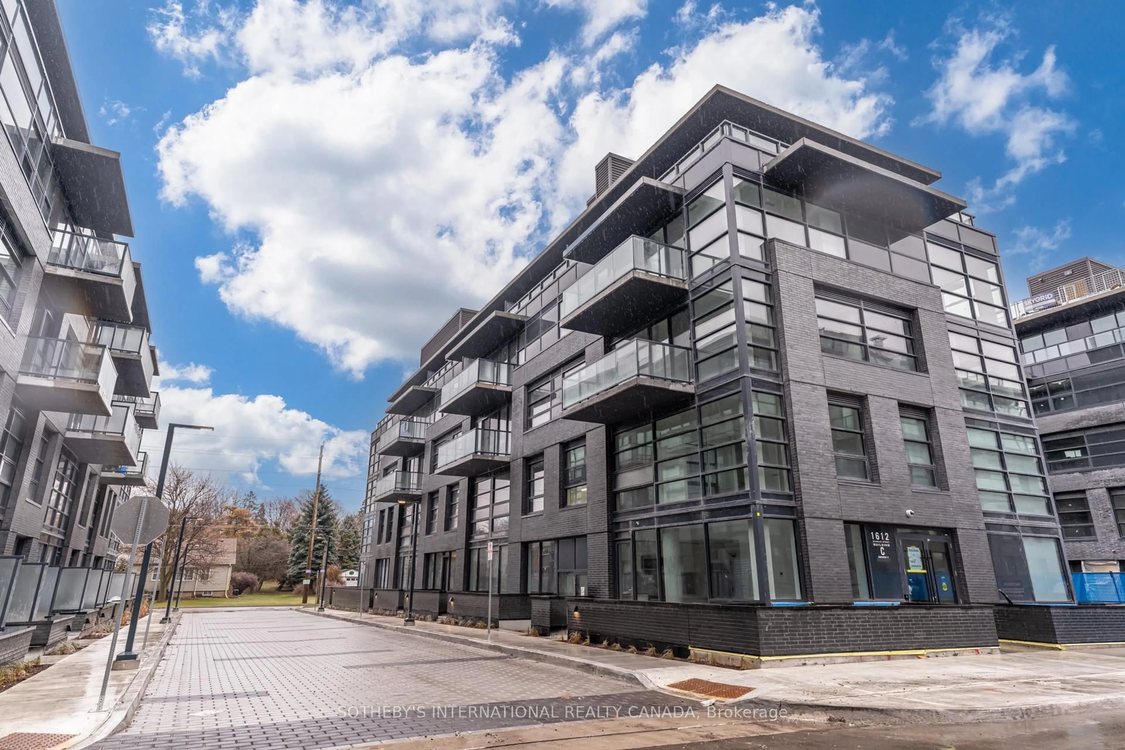 A pic from outside/outdoor area/front of a property/back of a property/a pic from drone, building for 1612 Charles St #139 C, Whitby Ontario L1N 0P3