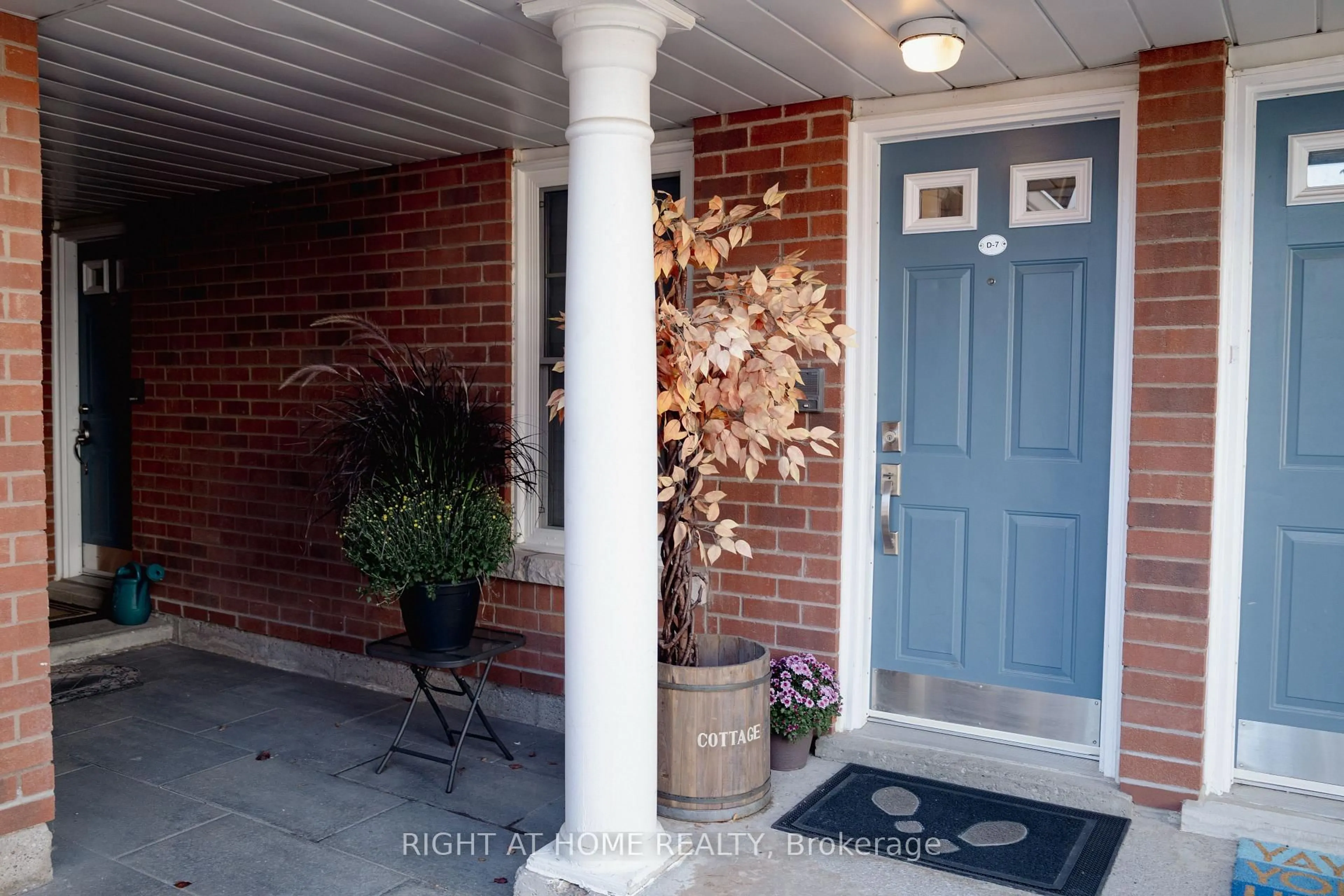 Indoor entryway for 1663 Nash Rd #D-7, Clarington Ontario L1E 1S8