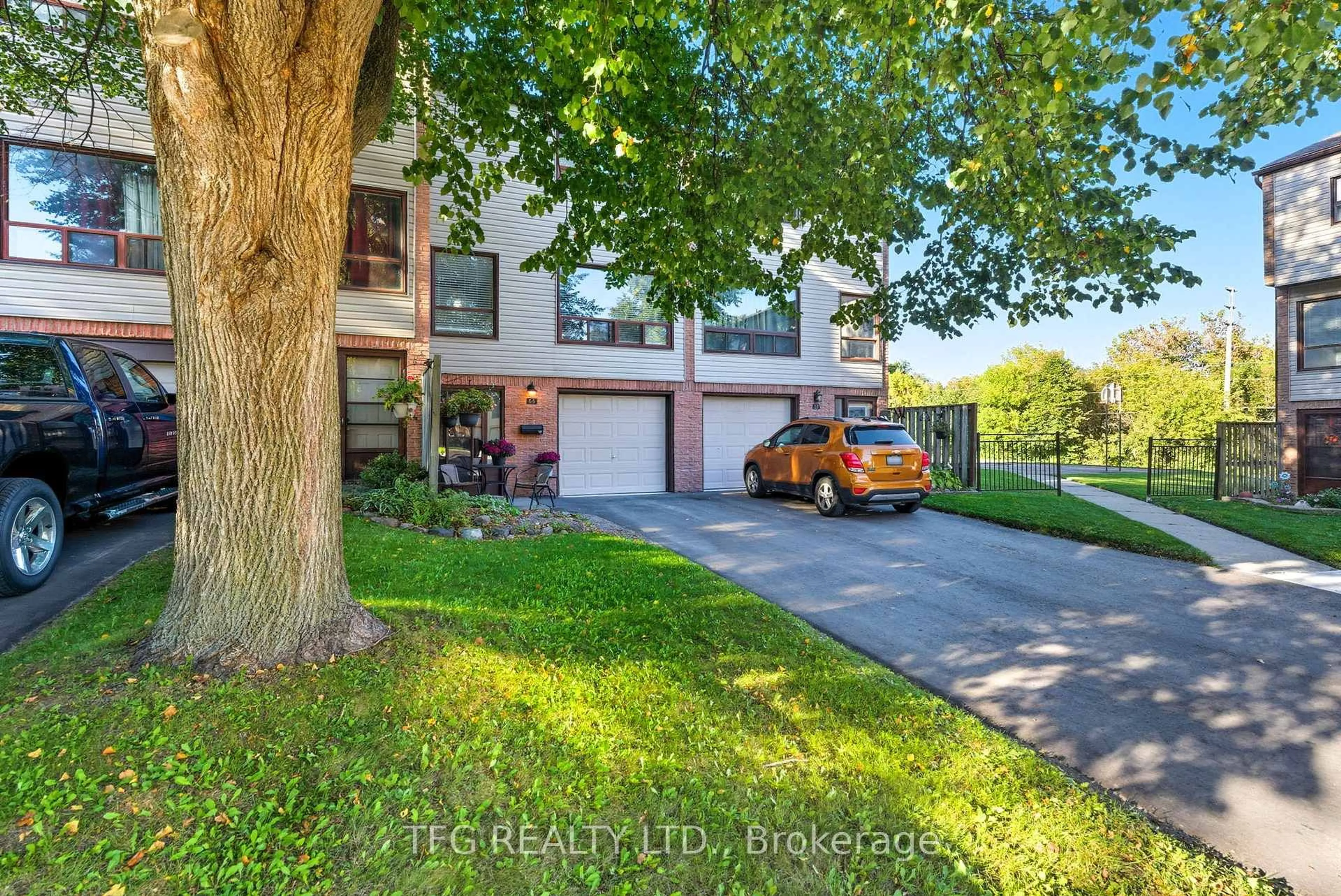 A pic from outside/outdoor area/front of a property/back of a property/a pic from drone, street for 66 Park Lane Circ #66, Clarington Ontario L1C 3V9