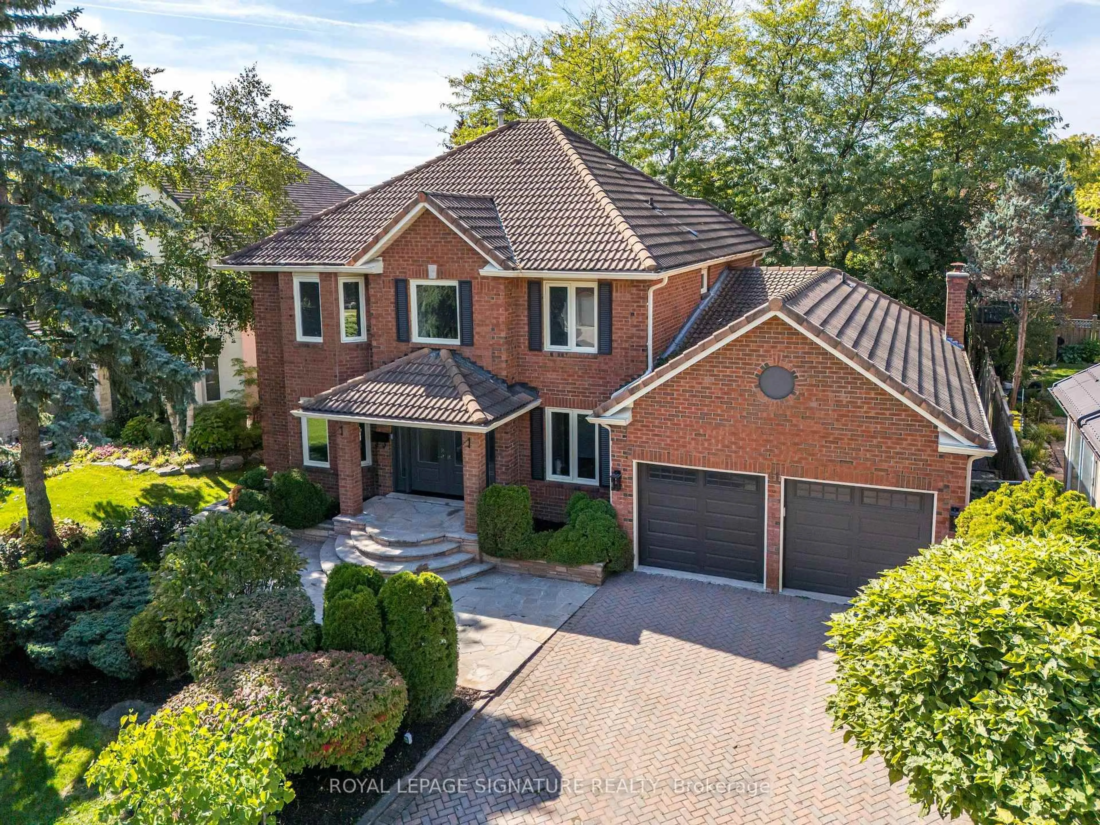 A pic from outside/outdoor area/front of a property/back of a property/a pic from drone, street for 11 Royal Rouge Tr, Toronto Ontario M1B 4T8