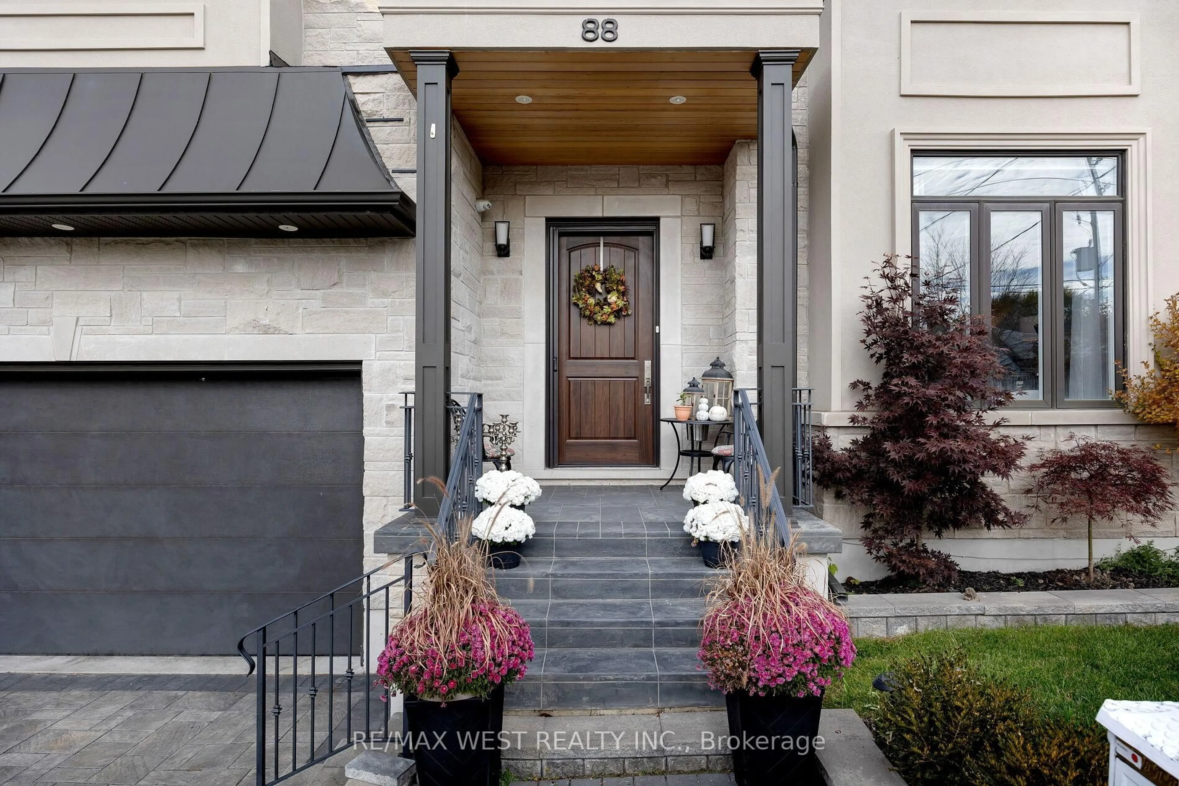 Indoor entryway for 88 Yardley Ave, Toronto Ontario M4B 2B1
