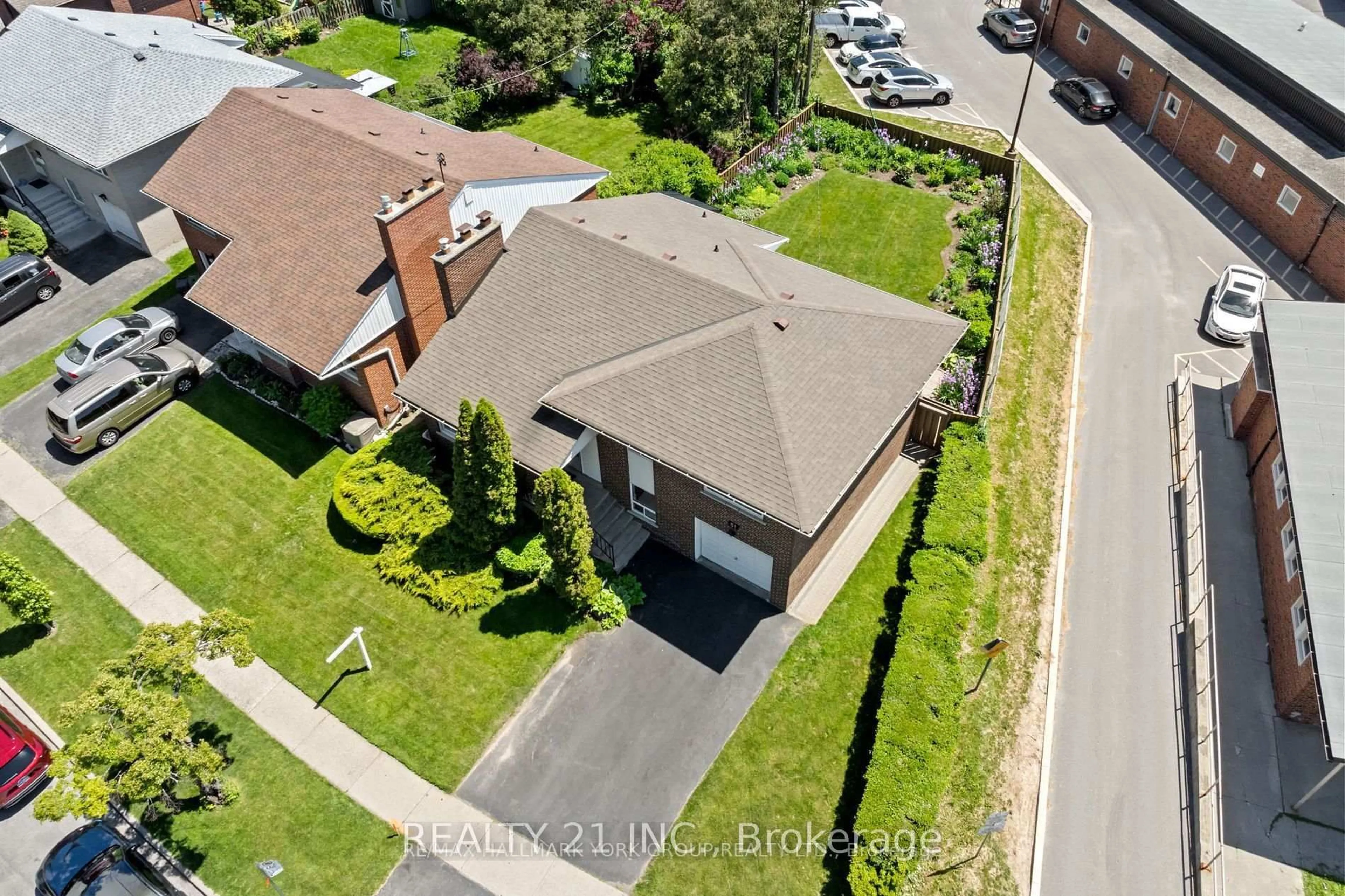 A pic from outside/outdoor area/front of a property/back of a property/a pic from drone, street for 51 Sloley Rd, Toronto Ontario M1M 1C7