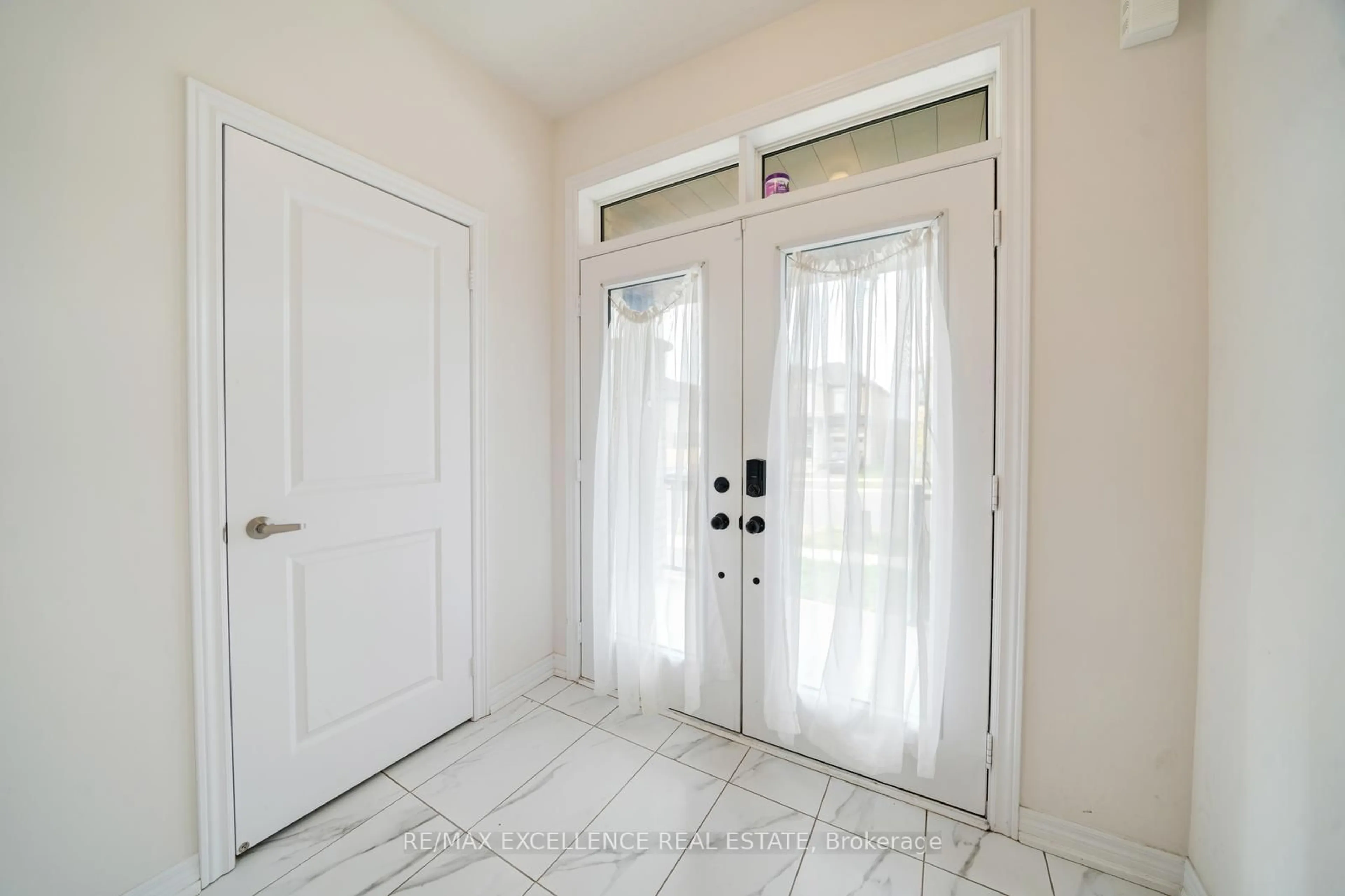 Indoor entryway for 2085 Coppermine St, Oshawa Ontario L1L 0T2