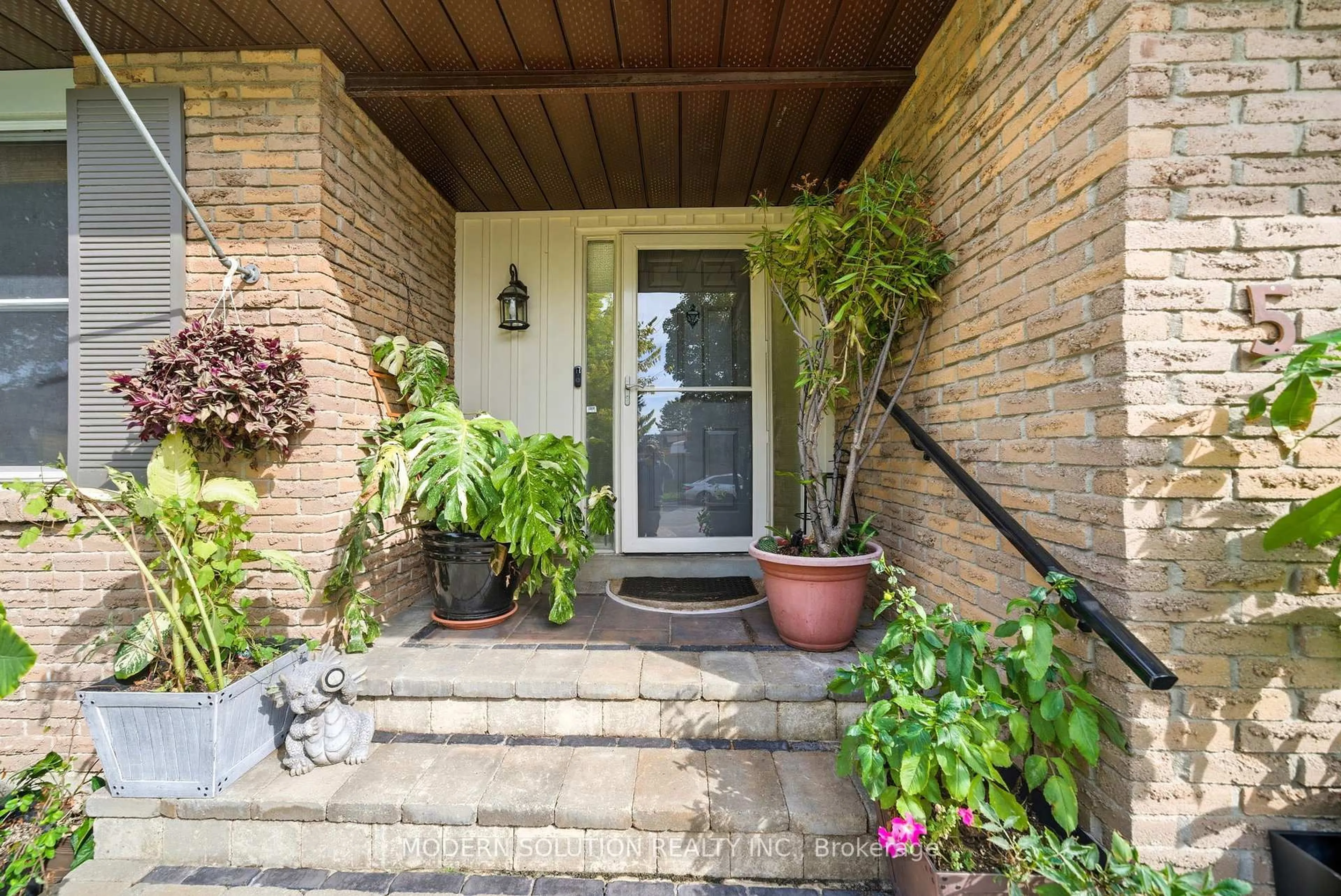 Indoor entryway for 5 Woodlawn Crt, Whitby Ontario L1N 6R4