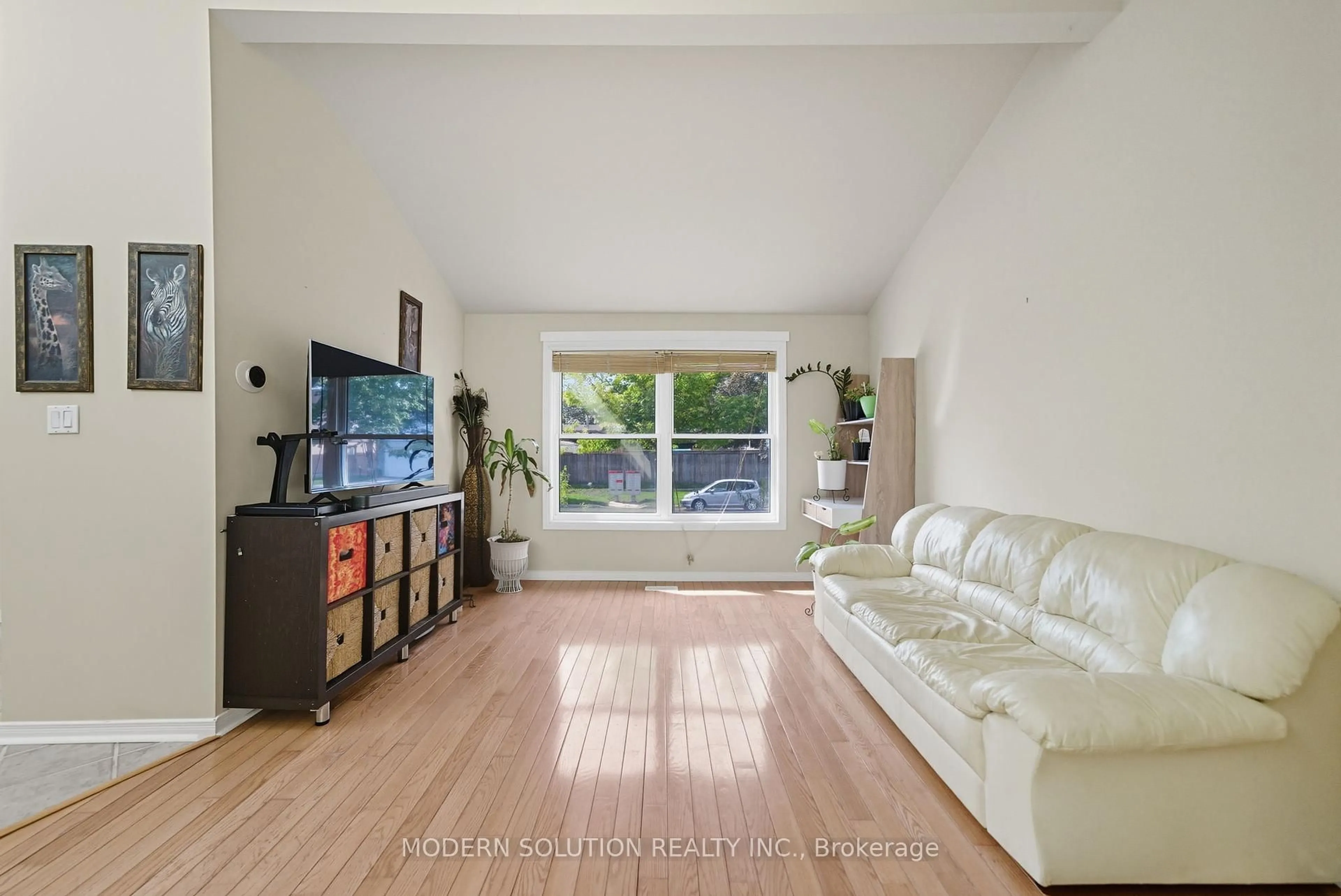 Living room with furniture, unknown for 5 Woodlawn Crt, Whitby Ontario L1N 6R4