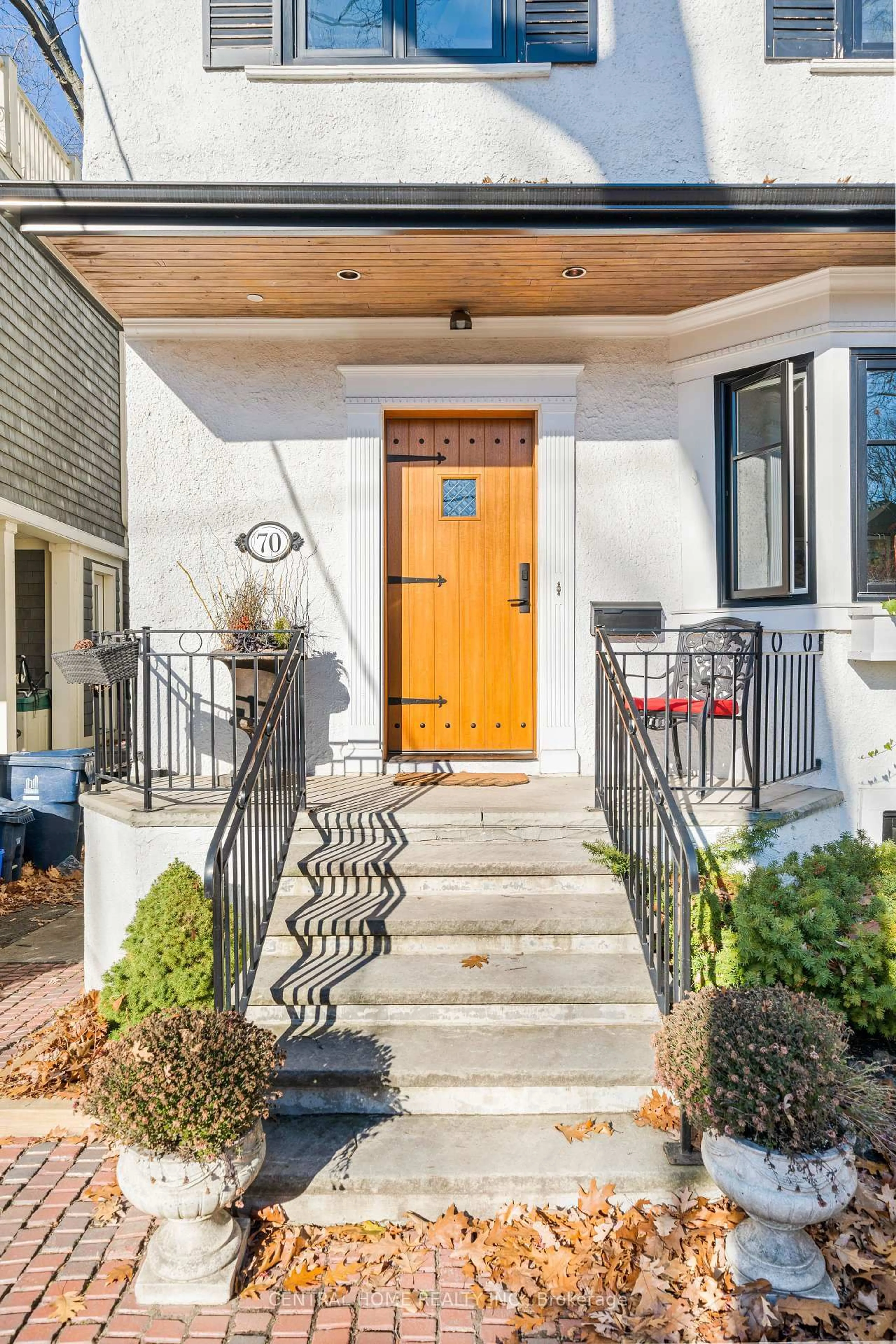 Indoor entryway for 70 Pine Cres, Toronto Ontario M4E 1L4