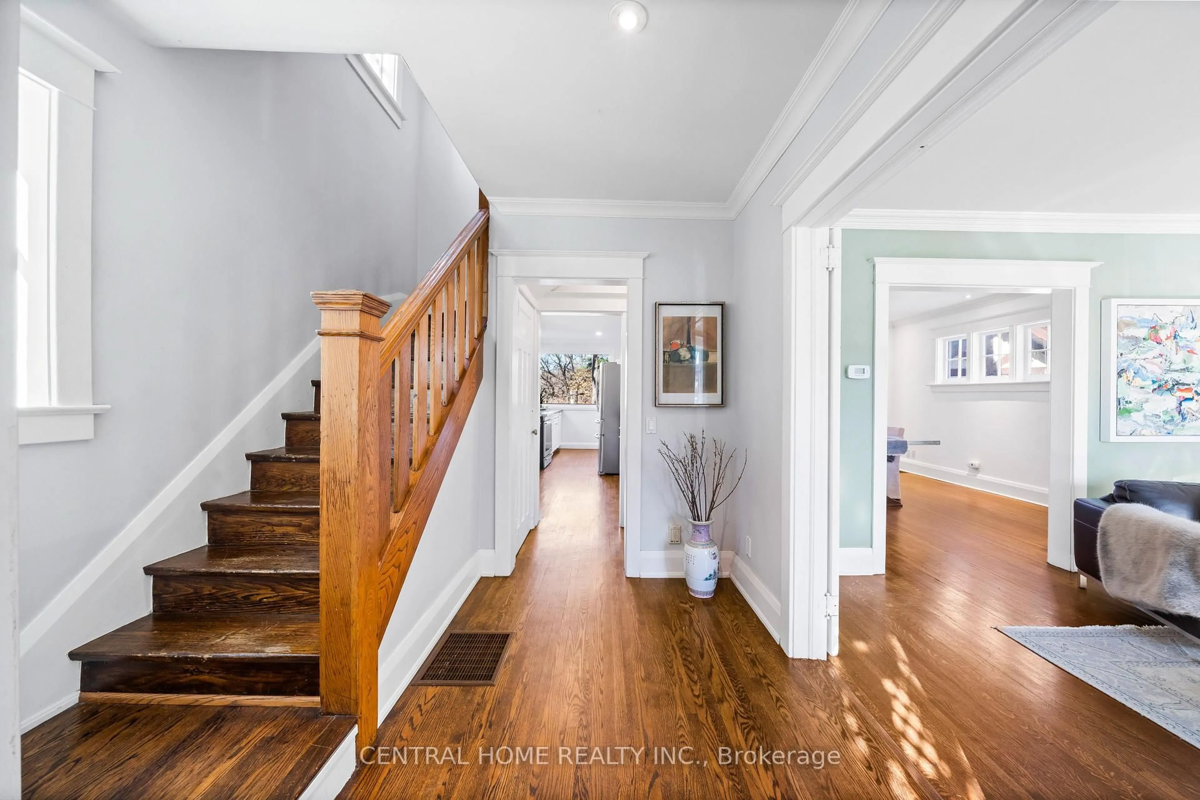 Indoor foyer for 70 Pine Cres, Toronto Ontario M4E 1L4