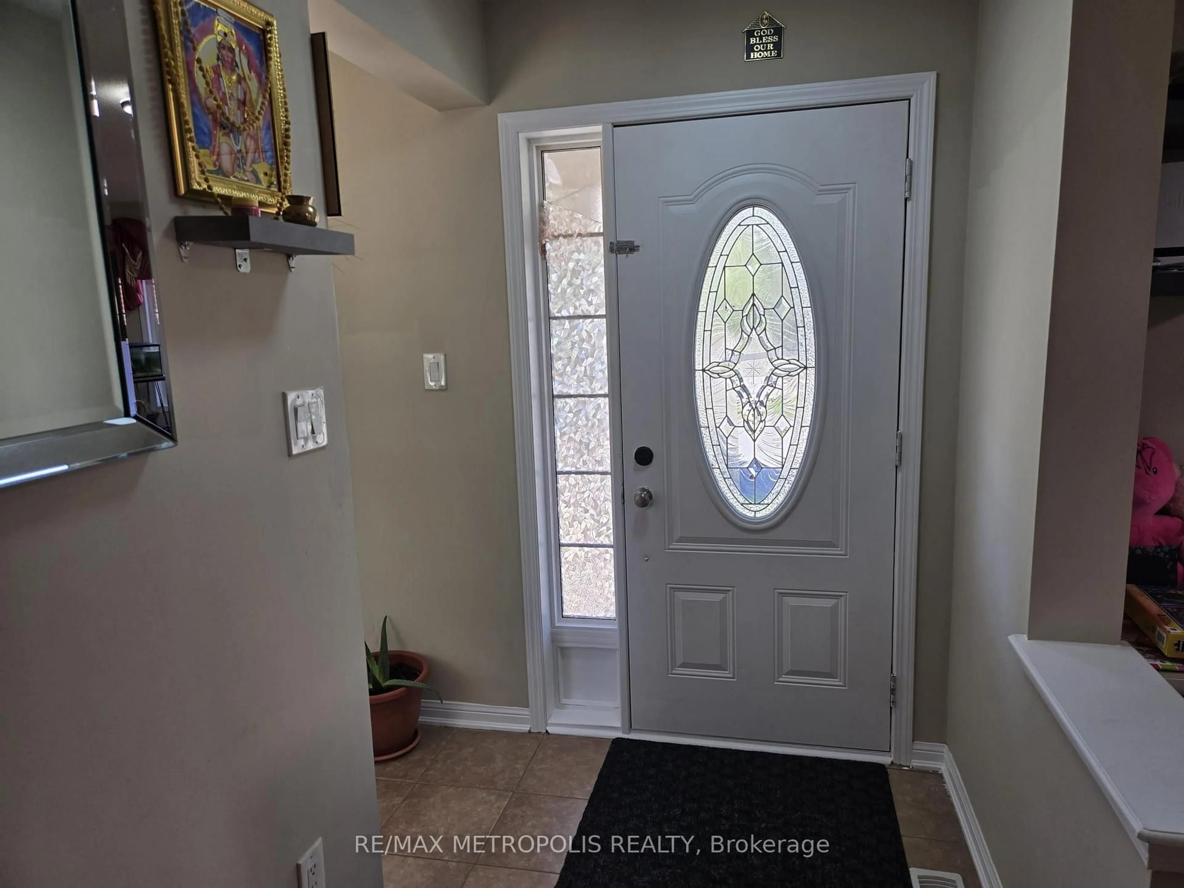 Indoor entryway for 1913 Liatris Dr, Pickering Ontario L1X 0A4