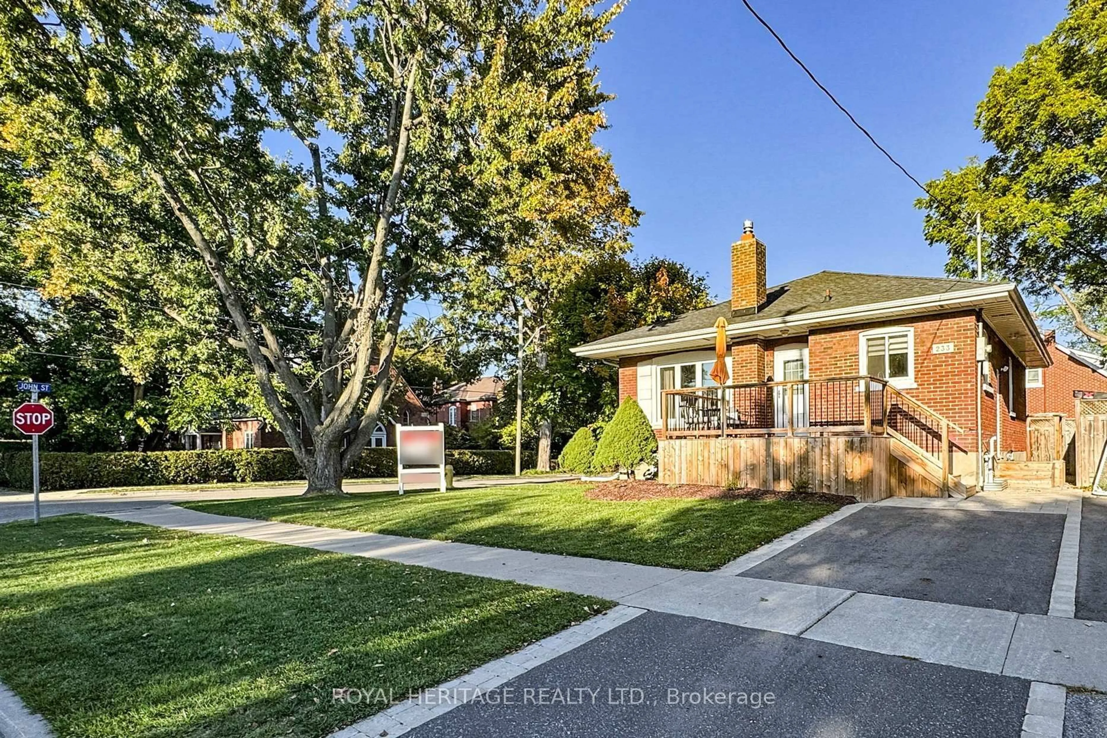 A pic from outside/outdoor area/front of a property/back of a property/a pic from drone, street for 233 Palace St, Whitby Ontario L1N 5G1