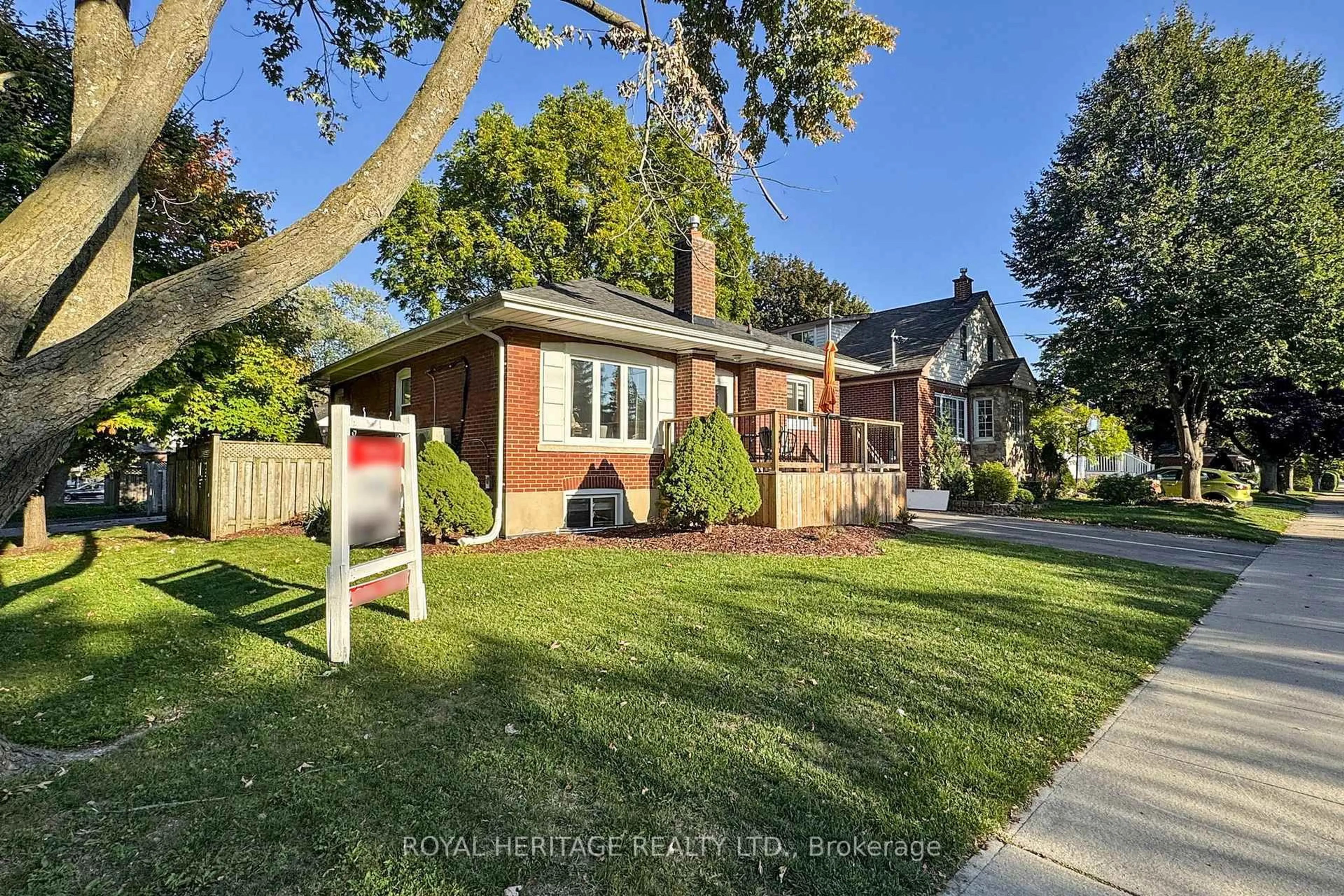 Unknown for 233 Palace St, Whitby Ontario L1N 5G1