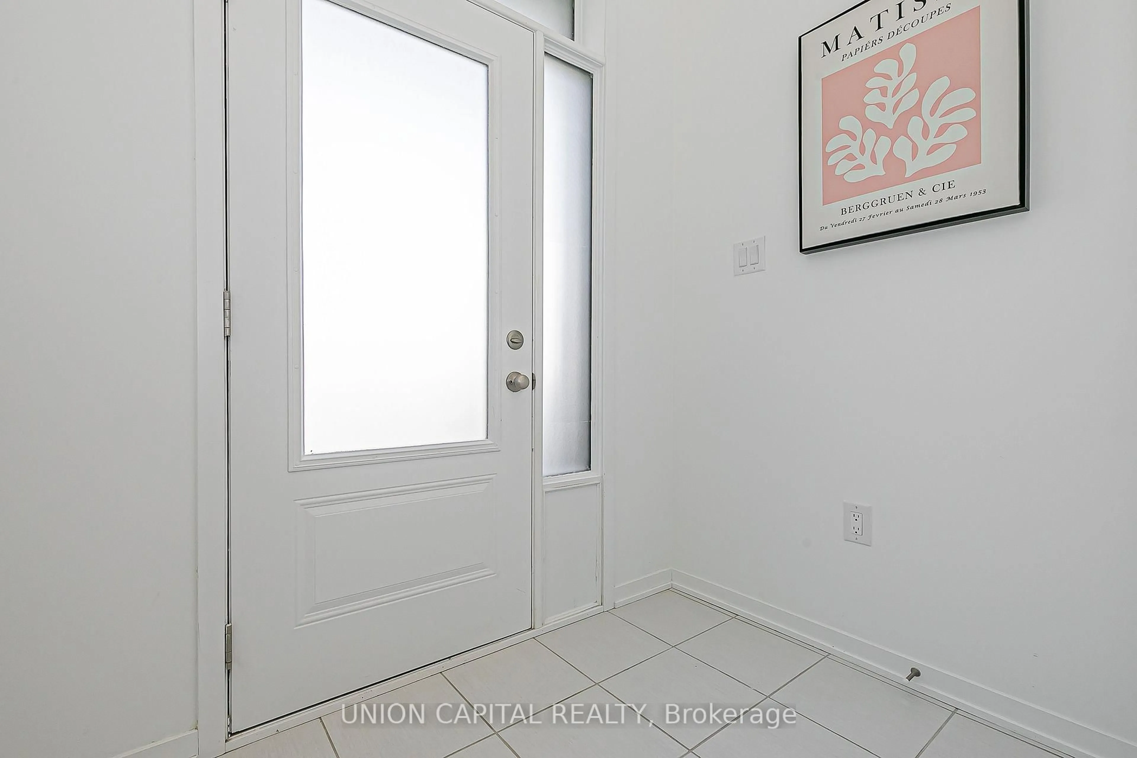 Indoor entryway for 799 Stanstead Path, Oshawa Ontario L1K 3G4