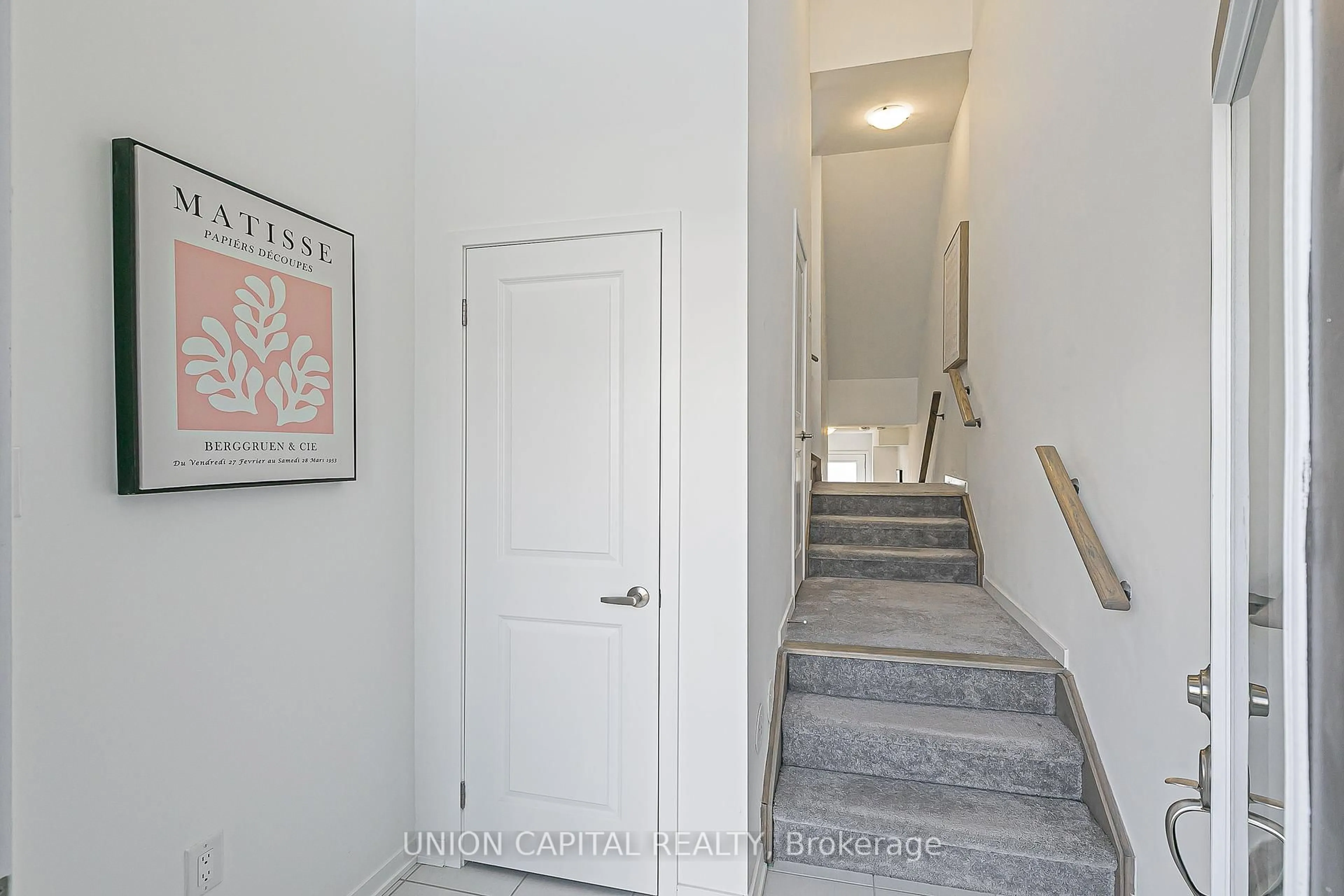 Indoor foyer for 799 Stanstead Path, Oshawa Ontario L1K 3G4