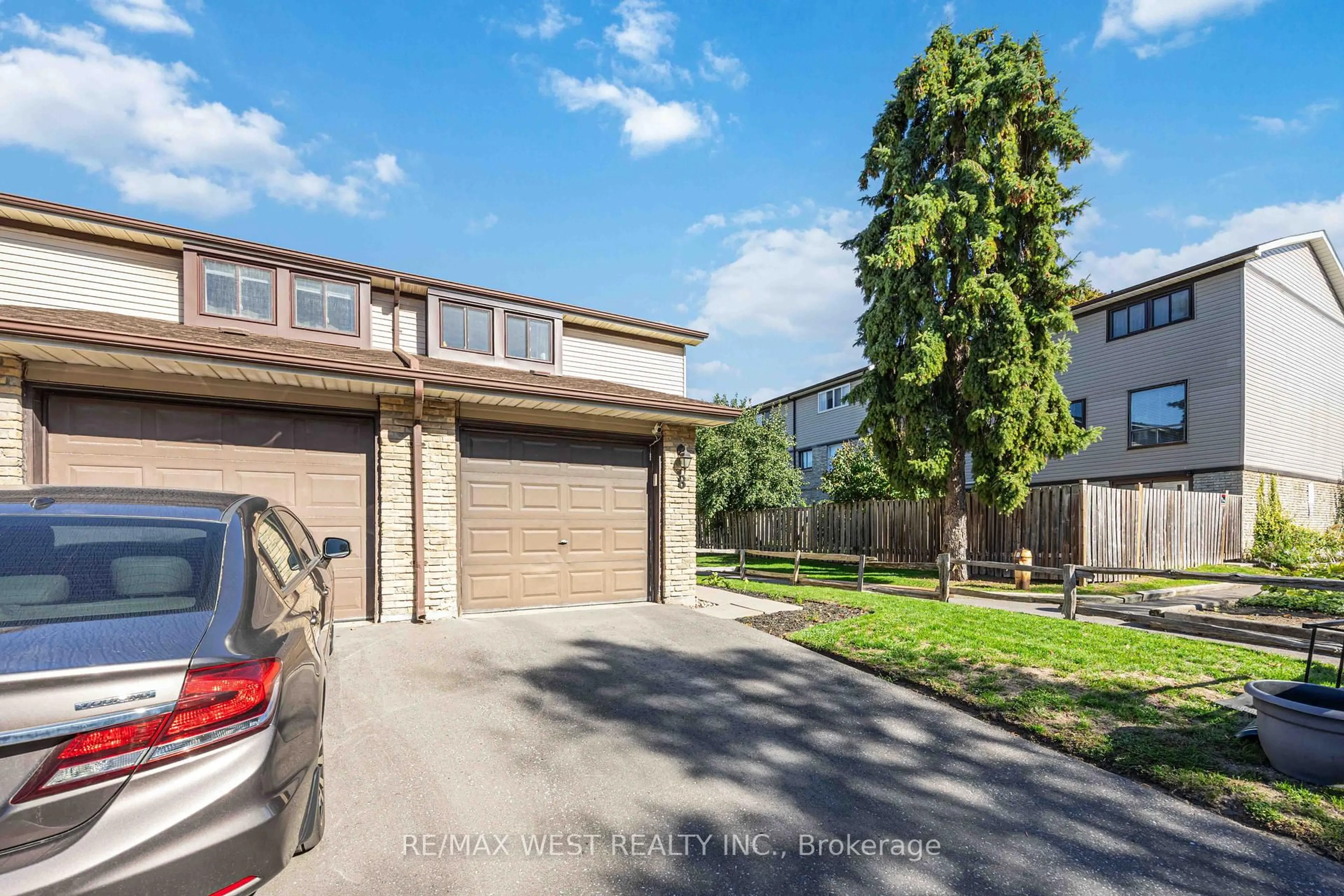 A pic from outside/outdoor area/front of a property/back of a property/a pic from drone, street for 221 Ormond Dr #E8, Oshawa Ontario L1G 6T7