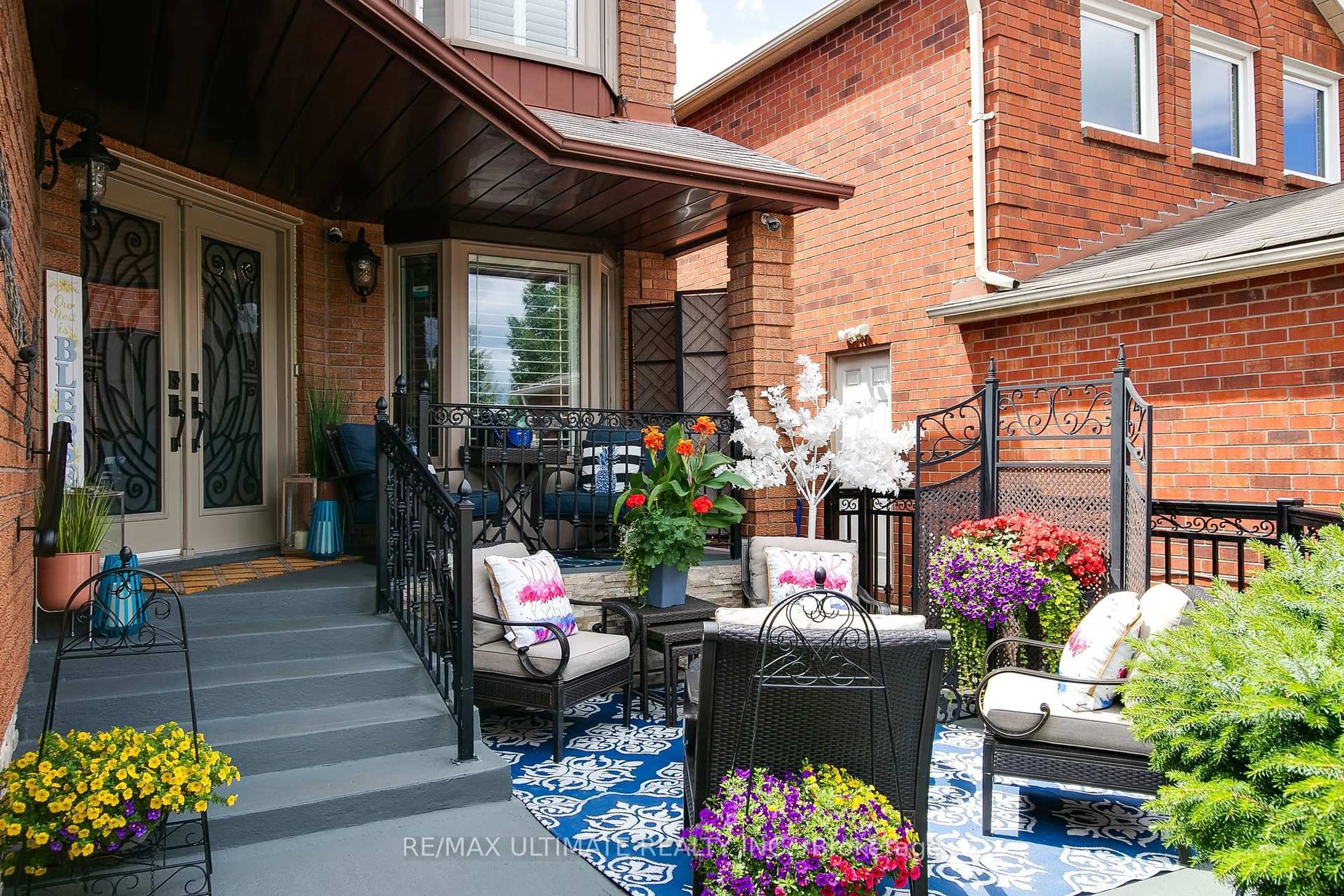 Patio, street for 77 Morningview Tr, Toronto Ontario M4G 3C1